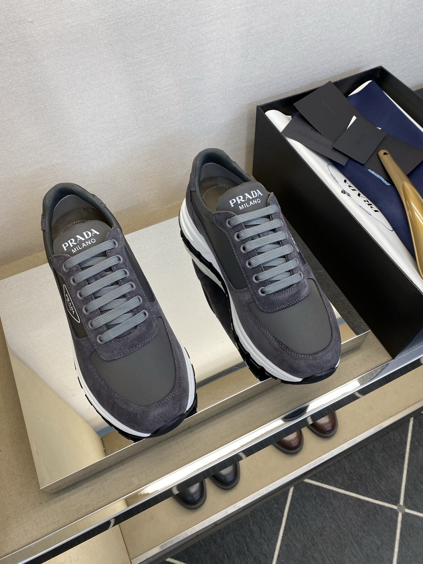 NO:783422,[PRA＊] High quality, four-season sports style, men's sports style, regular size 39 to 44 (5-10), classic and never goes out of style!  Exclusive high quality!  Classic sports model for all seasons!  Classic brand triangle logo design!  Made of high-surface mercerized cowhide with imported waterproof nylon, three-layer pull-back mesh inside with full calf leather padding, and EVA pull-back feet!  Original TR light material outsole!  goods!  Quality: Look closely at the detailed pictures, the texture is super strong!  But 11 can withstand various tests!  38,45 custom-made, non-refundable, prada, cowhide19860909【PRA＊】 高品质,四季运动款 男士运动款 正码39一44(5－10） 经典永不过时！独家高品！四季经典运动款！经典品牌三角徽标设计！面高丝光胎牛绒配进口防水尼龙,内里三层回力网附垫全小牛皮,EVA回力垫脚！原版T R轻材质大底！货！品质细看细节图,质感超强！可11经得起各种考验！38,45定做不退换,,prada,cowhide,Men's shoes