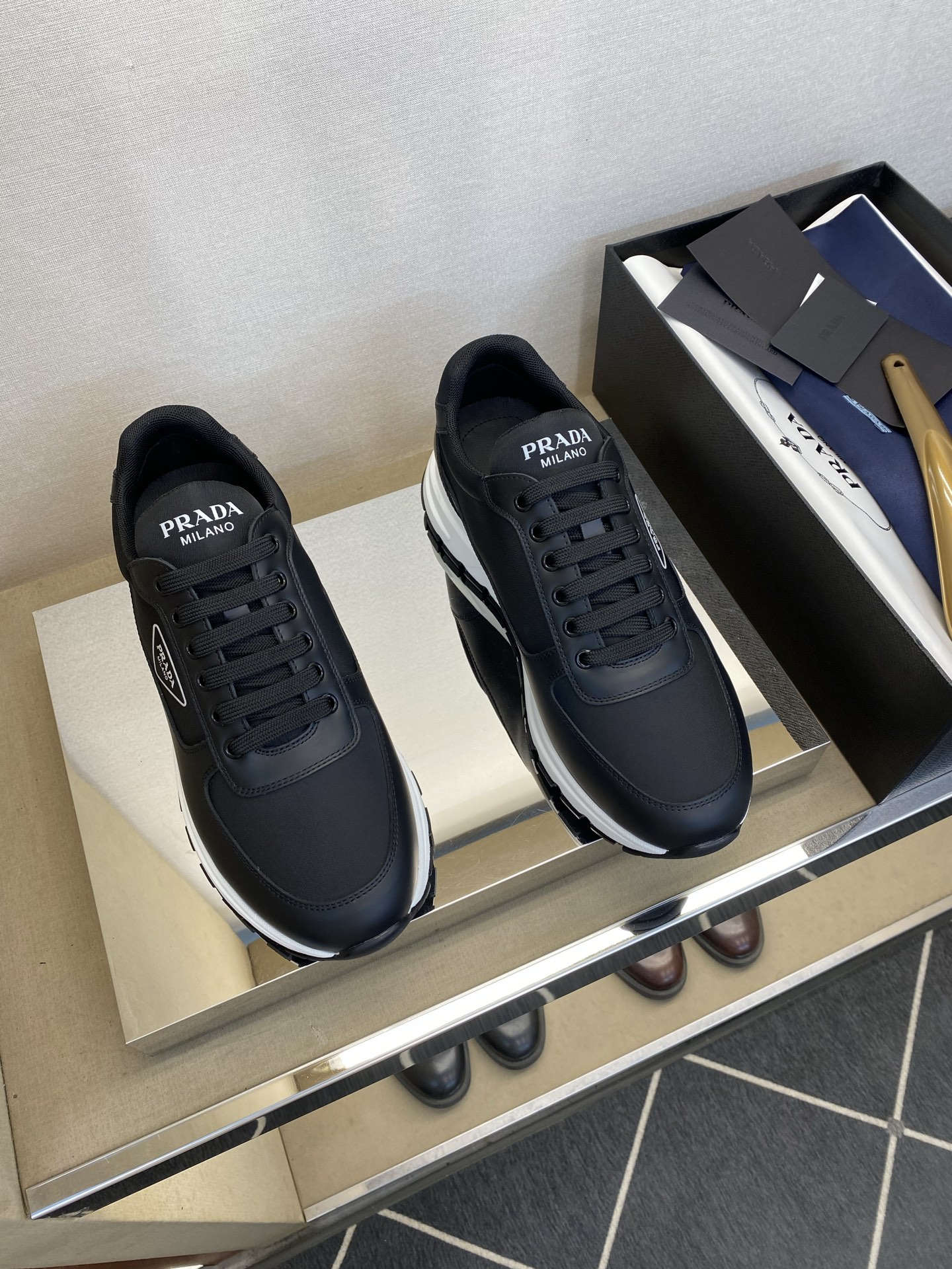 NO:783429,[PRA＊] High quality, four-season sports style, men's sports style, regular size 39 to 44 (5-10), classic and never goes out of style!  Exclusive high quality!  Classic sports model for all seasons!  Classic brand triangle logo design!  The surface is matte calf open edge beads with imported waterproof nylon, the inner three-layer pull-back mesh is padded with full calf leather, and the EVA pull-back feet!  Original TR light material outsole!  goods!  Quality: Look closely at the detailed pictures, the texture is super strong!  But 11 can withstand various tests!  38,45 custom-made, non-refundable, prada, cowhide19860909【PRA＊】 高品质,四季运动款 男士运动款 正码39一44(5－10） 经典永不过时！独家高品！四季经典运动款！经典品牌三角徽标设计！面亚光小牛开边珠配进口防水尼龙,内里三层回力网附垫全小牛皮,EVA回力垫脚！原版T R轻材质大底！货！品质细看细节图,质感超强！可11经得起各种考验！38,45定做不退换,,prada,cowhide,Men's shoes