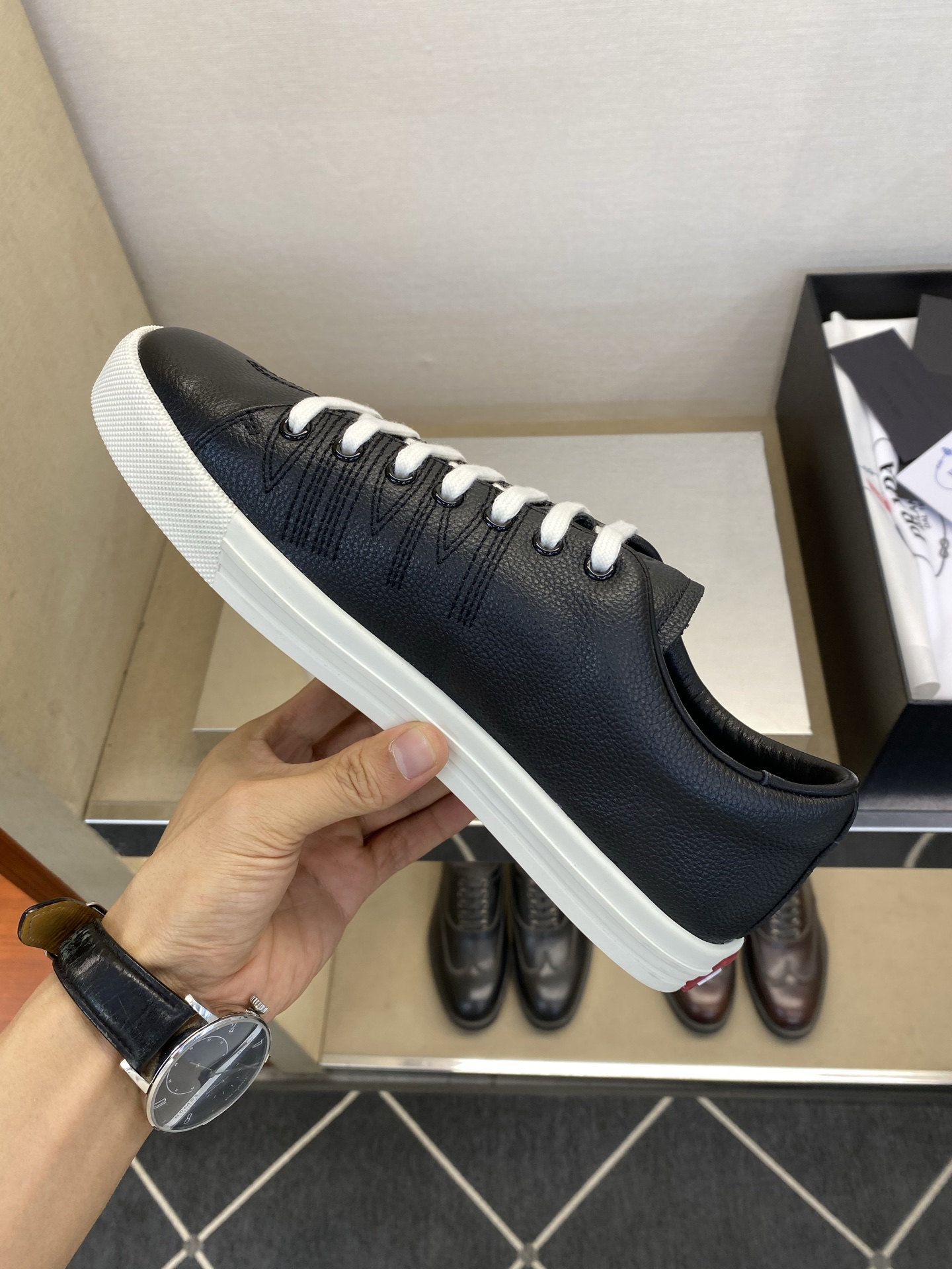 ⚠️【PRA*A】⚠️顶端工艺，高端品质⚠️男士休闲款⚠️正码：39一44(5－10）⚠️经典时尚休闲度
