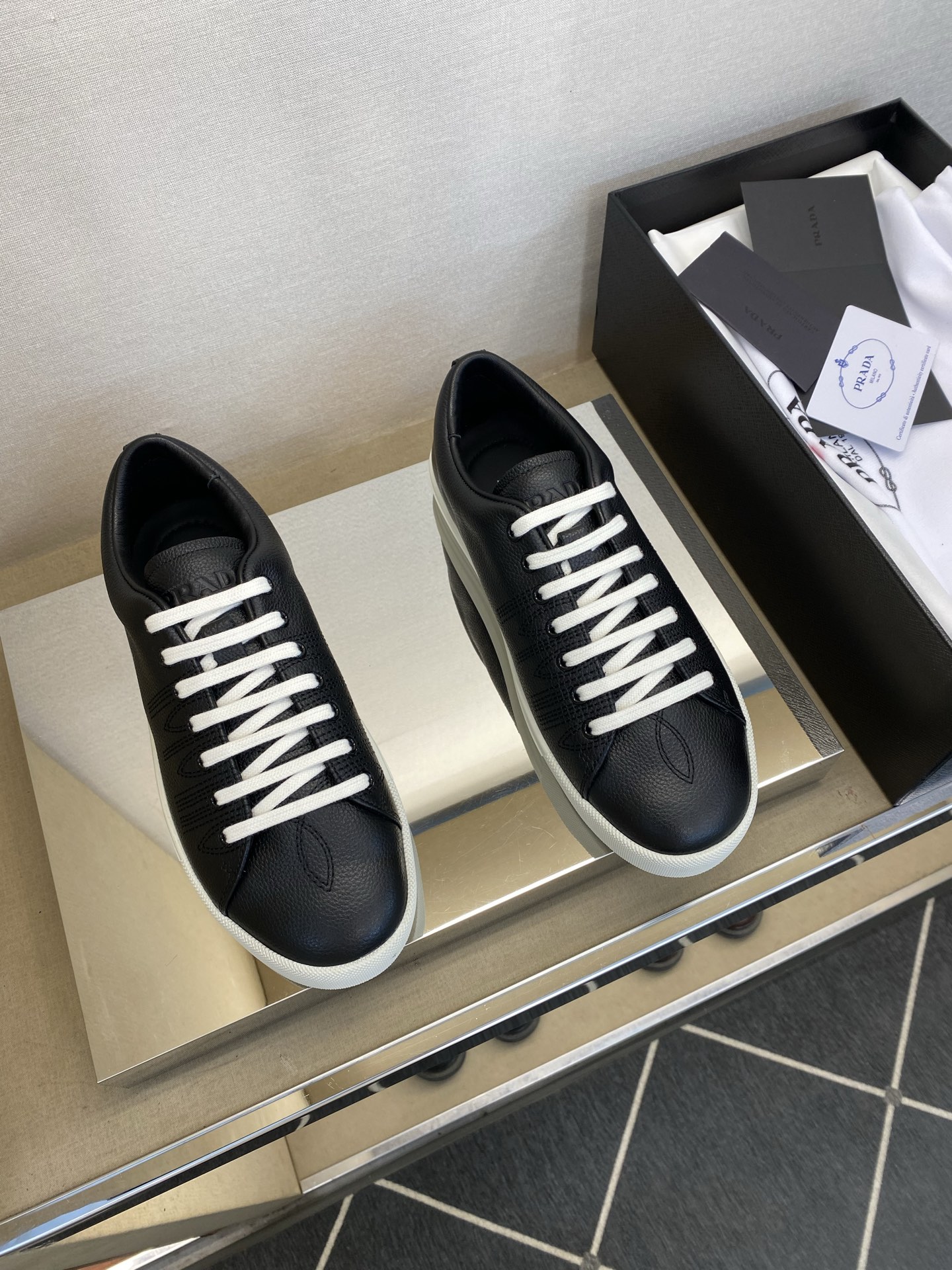 ⚠️【PRA*A】⚠️顶端工艺，高端品质⚠️男士休闲款⚠️正码：39一44(5－10）⚠️经典时尚休闲度