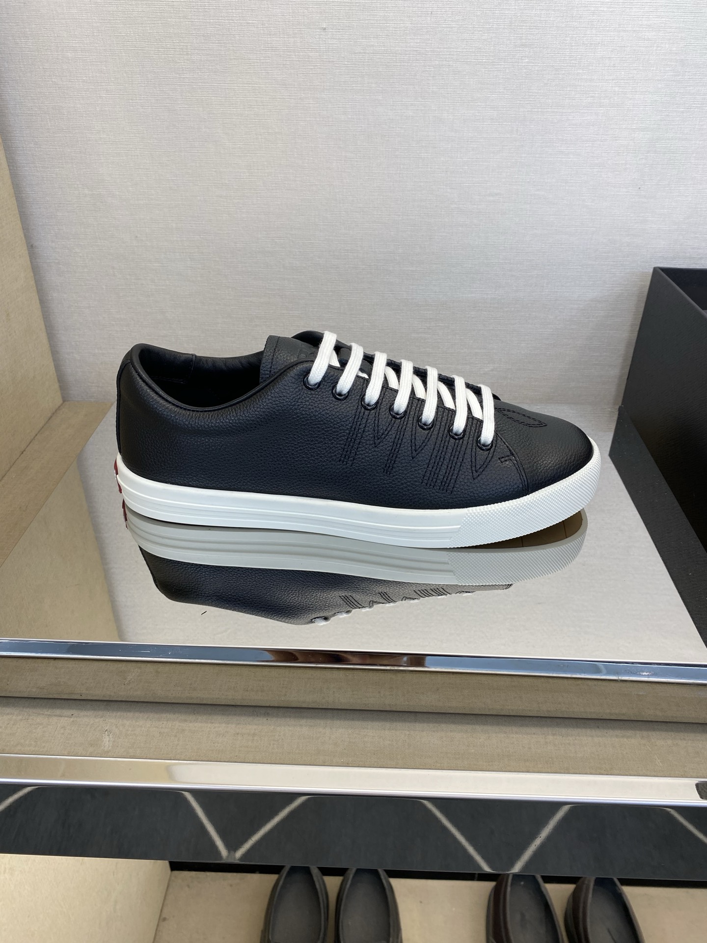 ⚠️【PRA*A】⚠️顶端工艺，高端品质⚠️男士休闲款⚠️正码：39一44(5－10）⚠️经典时尚休闲度