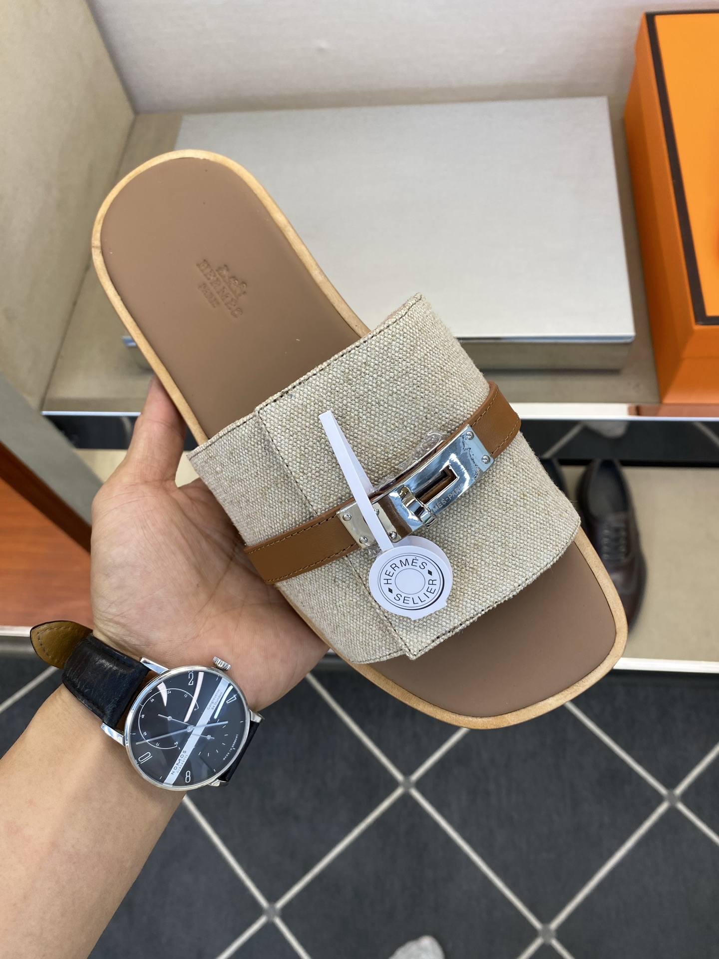 ⚠️【HEM*】⚠️高品质,顶尖工艺品⚠️男士真皮底拖鞋⚠️正码:39-45⚠最新升级款⬆⬆!🐂货!夏季 ⚠️【HEM*】⚠️高品质,顶尖工艺品⚠️男士真皮底拖鞋⚠️正码:39-45⚠最新升级款⬆⬆!🐂货!夏季