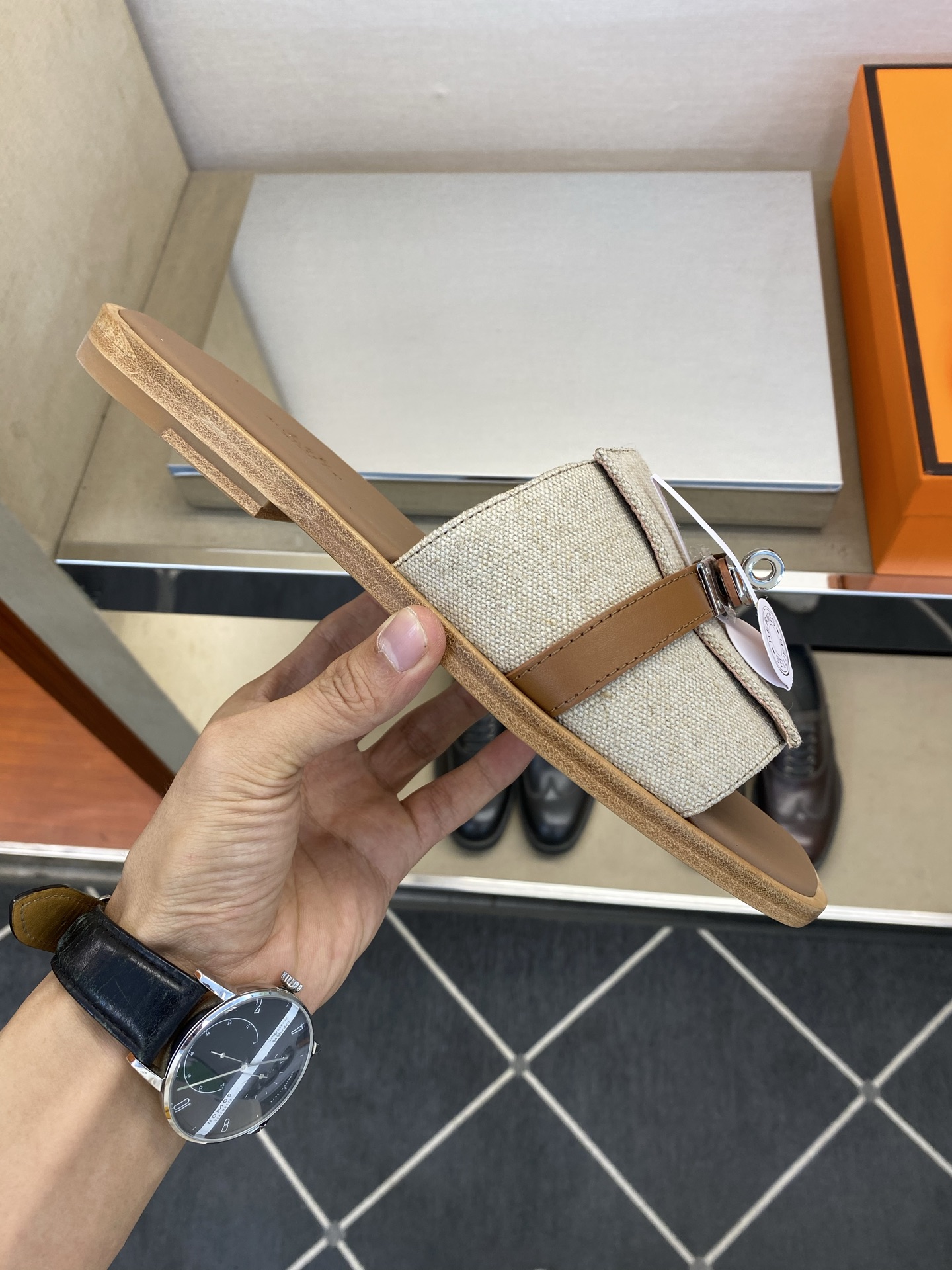 ⚠️【HEM*】⚠️高品质,顶尖工艺品⚠️男士真皮底拖鞋⚠️正码:39-45⚠最新升级款⬆⬆!🐂货!夏季 ⚠️【HEM*】⚠️高品质,顶尖工艺品⚠️男士真皮底拖鞋⚠️正码:39-45⚠最新升级款⬆⬆!🐂货!夏季