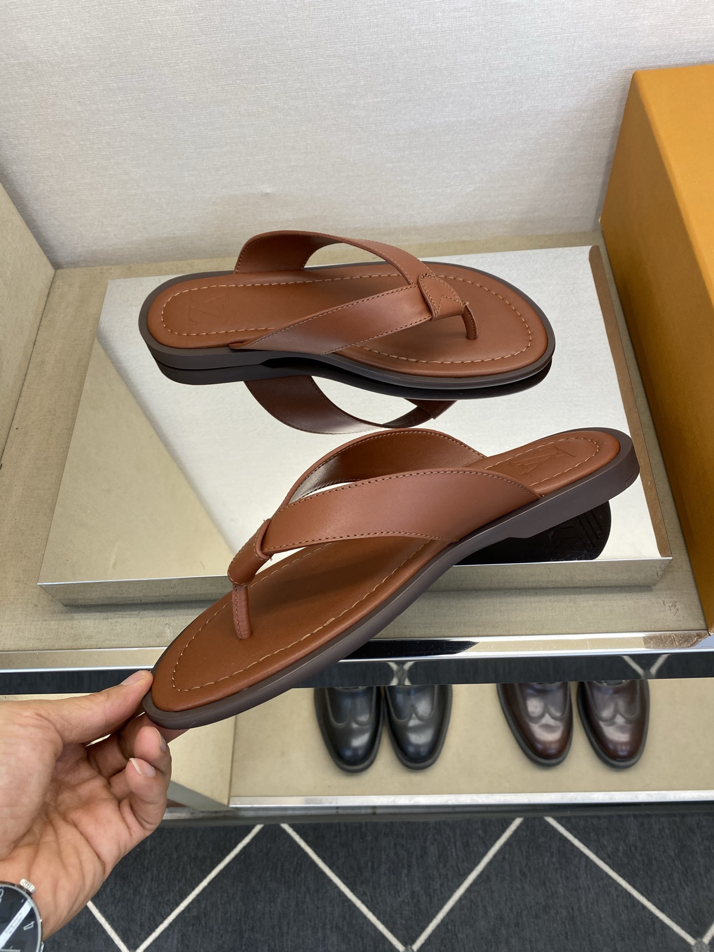 ⚠️【L *V】⚠️高品质,顶尖工艺品⚠️男士拖鞋⚠️正码:39 -45⚠最新经典L压花拖!🐂货!清爽夏 ⚠️【L *V】⚠️高品质,顶尖工艺品⚠️男士拖鞋⚠️正码:39 -45⚠最新经典L压花拖!🐂货!清爽夏