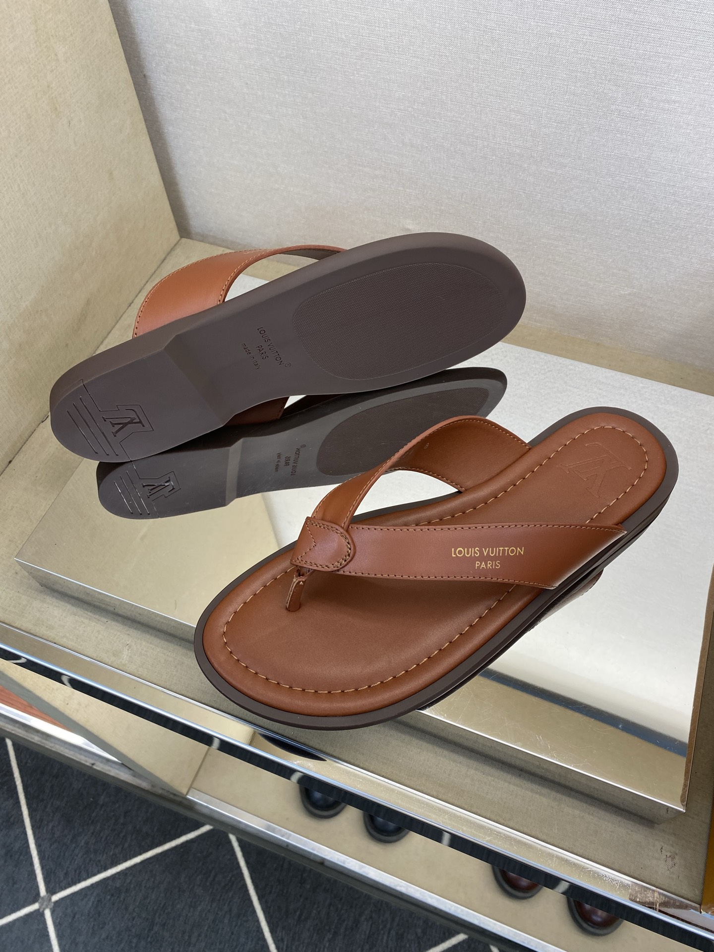 ⚠️【L *V】⚠️高品质,顶尖工艺品⚠️男士拖鞋⚠️正码:39 -45⚠最新经典L压花拖!🐂货!清爽夏 ⚠️【L *V】⚠️高品质,顶尖工艺品⚠️男士拖鞋⚠️正码:39 -45⚠最新经典L压花拖!🐂货!清爽夏