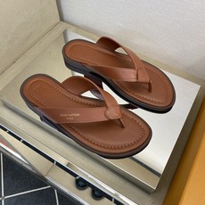 ⚠️【L *V】⚠️高品质,顶尖工艺品⚠️男士拖鞋⚠️正码:39 -45⚠最新经典L压花拖!🐂货!清爽夏 ⚠️【L *V】⚠️高品质,顶尖工艺品⚠️男士拖鞋⚠️正码:39 -45⚠最新经典L压花拖!🐂货!清爽夏