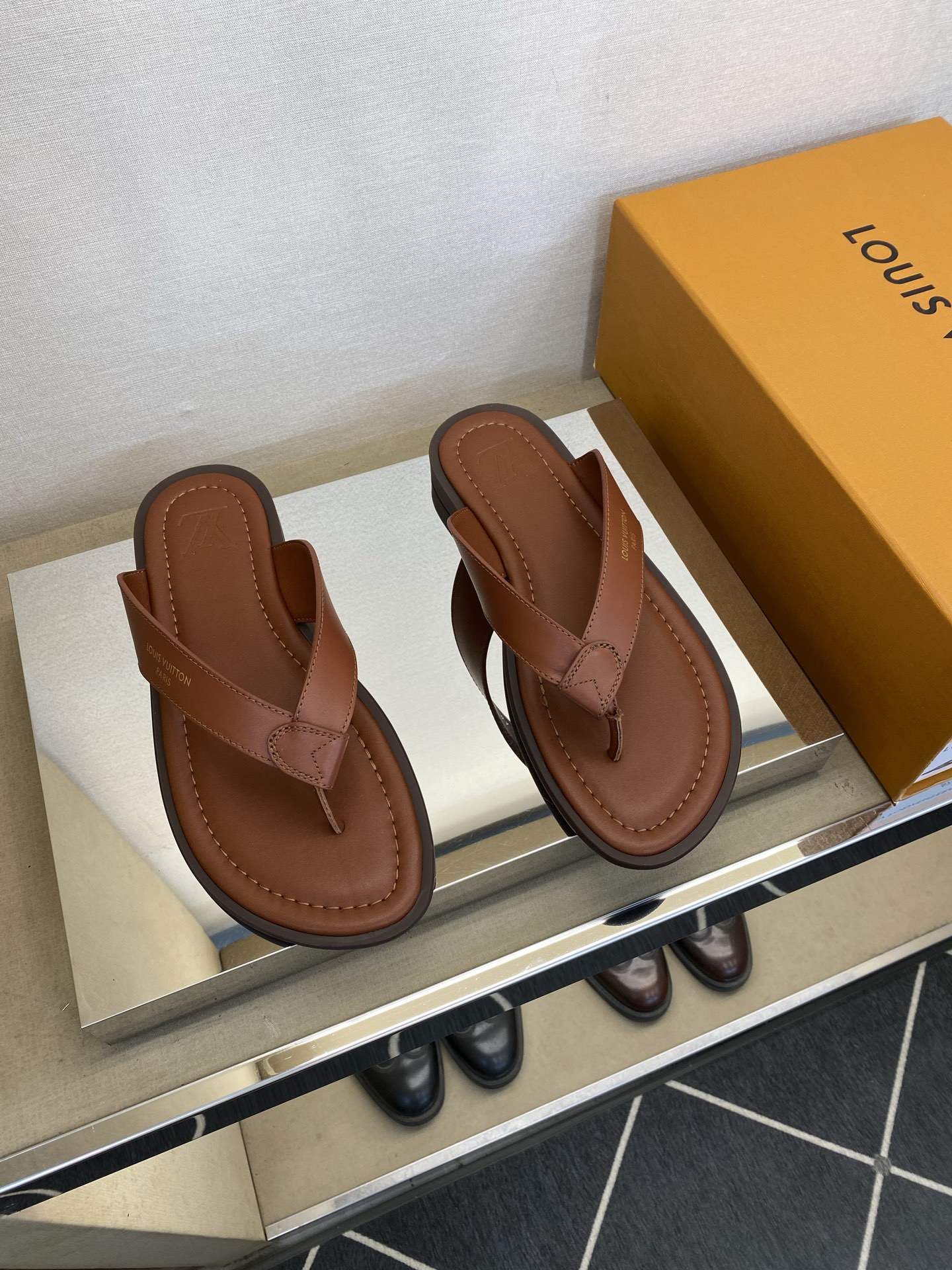⚠️【L ＊V】⚠️高品质，顶尖工艺品⚠️男士拖鞋⚠️正码：39 －45⚠最新经典L压花拖！🐂货！清爽夏
