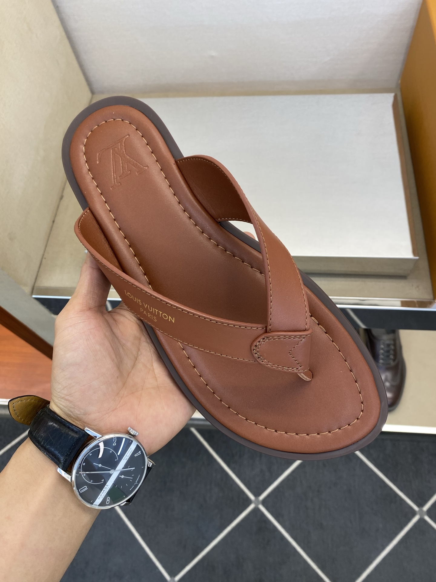⚠️【L *V】⚠️高品质,顶尖工艺品⚠️男士拖鞋⚠️正码:39 -45⚠最新经典L压花拖!🐂货!清爽夏 ⚠️【L *V】⚠️高品质,顶尖工艺品⚠️男士拖鞋⚠️正码:39 -45⚠最新经典L压花拖!🐂货!清爽夏