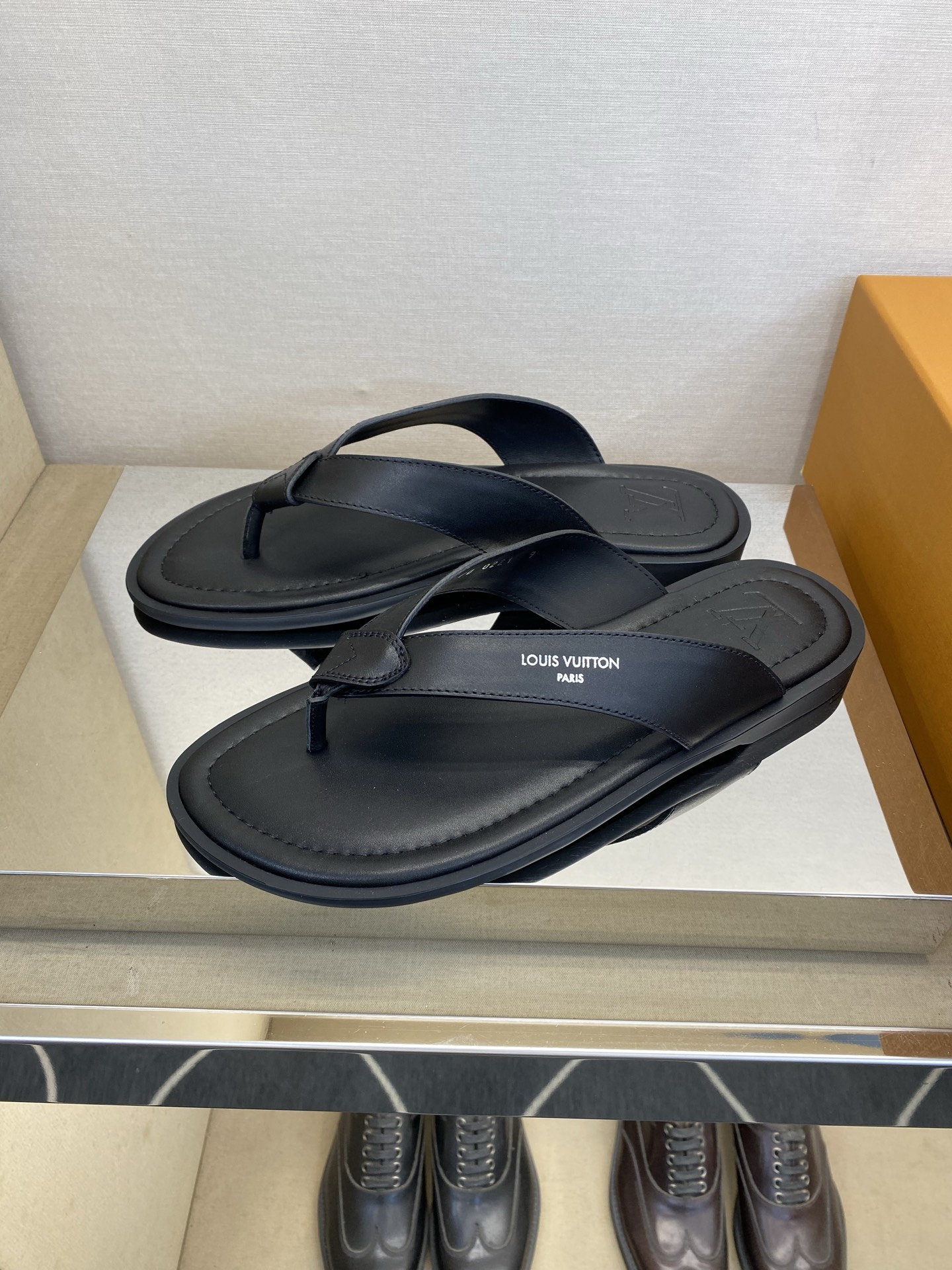 ⚠️【L ＊V】⚠️高品质，顶尖工艺品⚠️男士拖鞋⚠️正码：39 －45⚠最新经典L压花拖！🐂货！清爽夏