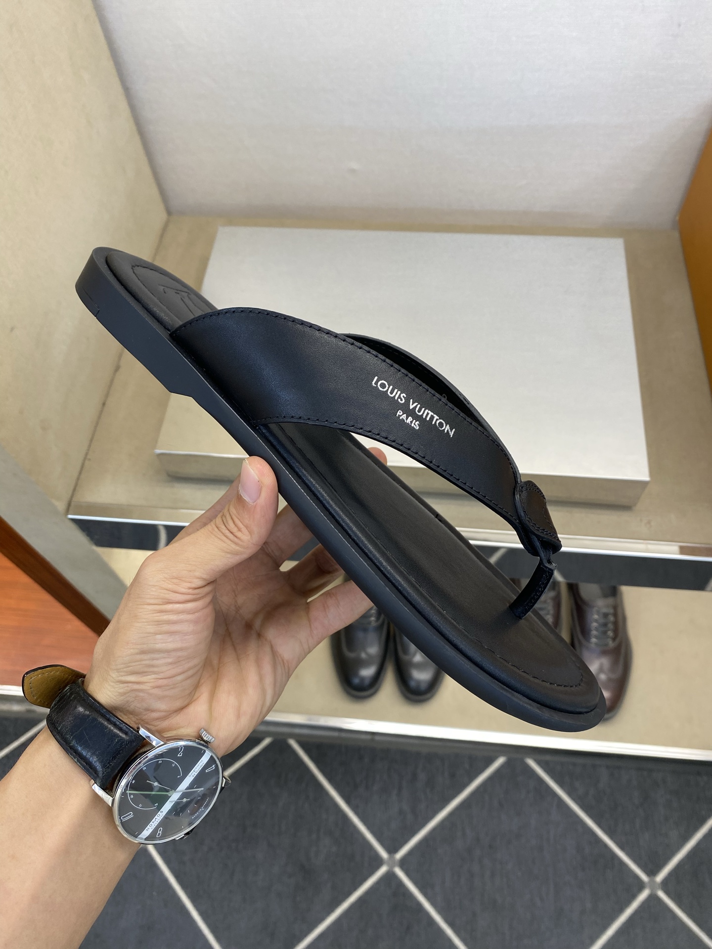 ⚠️【L ＊V】⚠️高品质，顶尖工艺品⚠️男士拖鞋⚠️正码：39 －45⚠最新经典L压花拖！🐂货！清爽夏