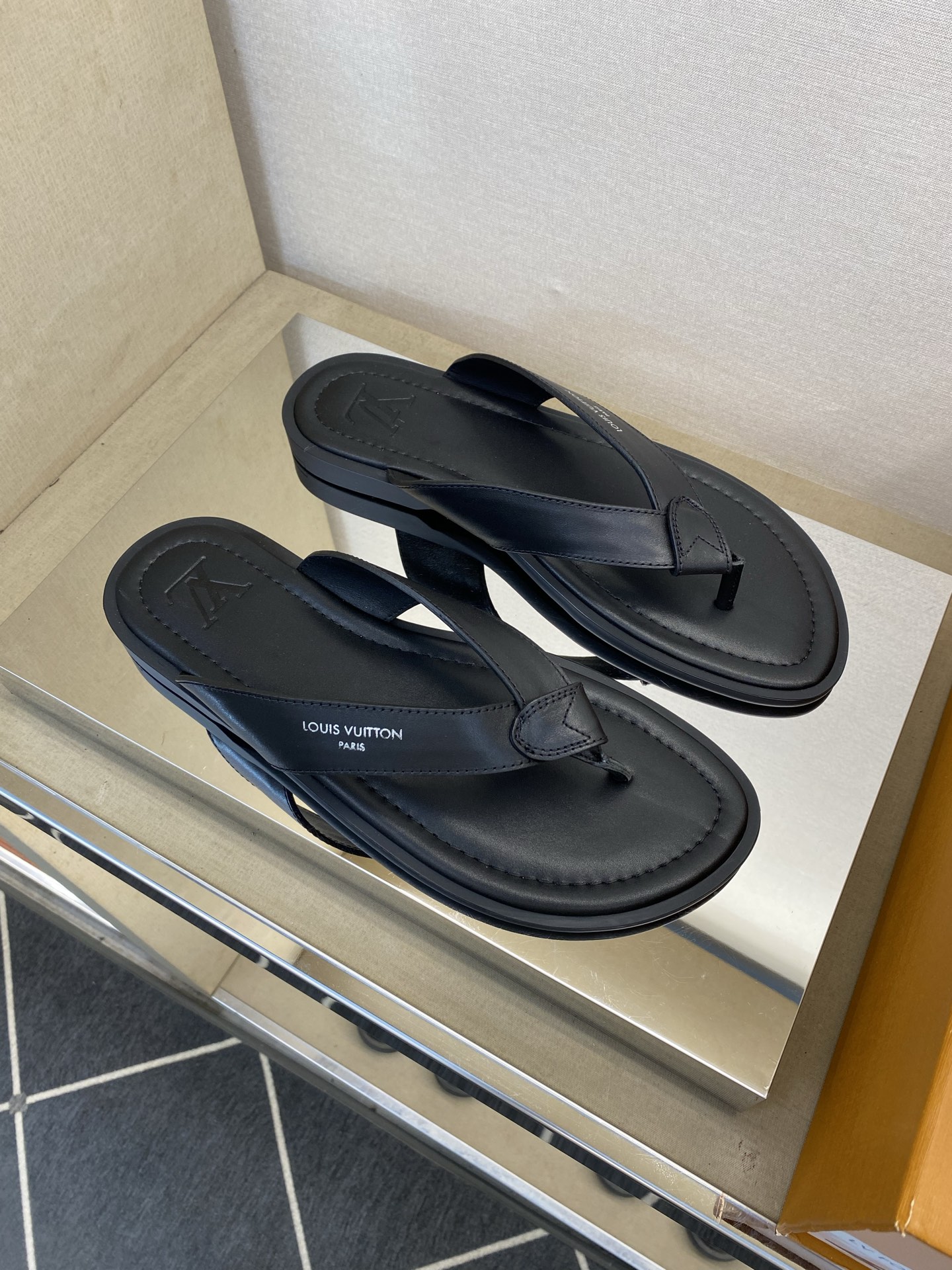 ⚠️【L ＊V】⚠️高品质，顶尖工艺品⚠️男士拖鞋⚠️正码：39 －45⚠最新经典L压花拖！🐂货！清爽夏