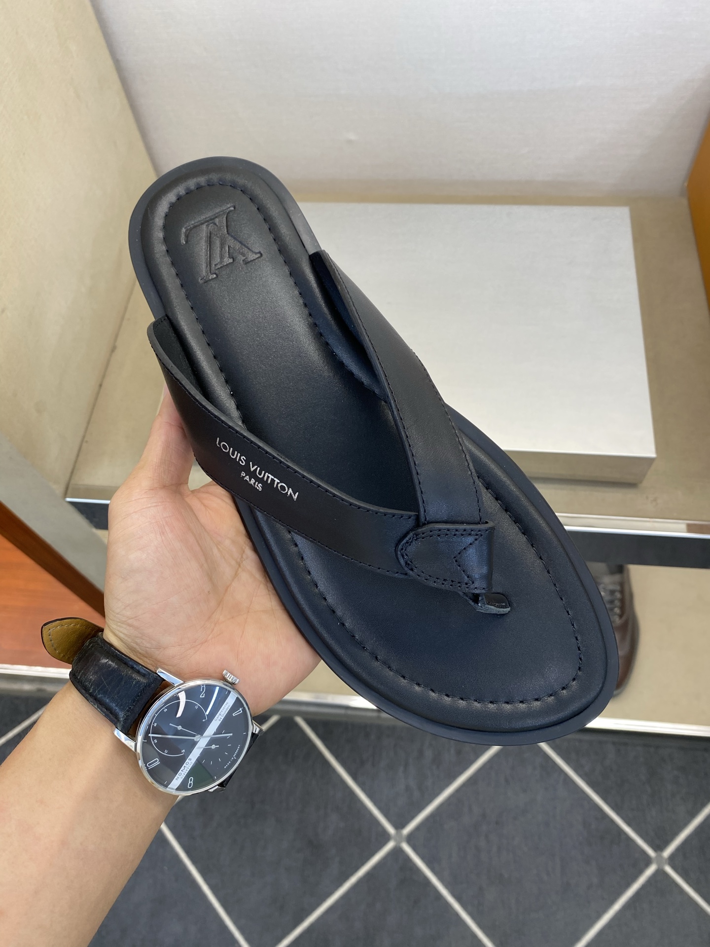 ⚠️【L ＊V】⚠️高品质，顶尖工艺品⚠️男士拖鞋⚠️正码：39 －45⚠最新经典L压花拖！🐂货！清爽夏