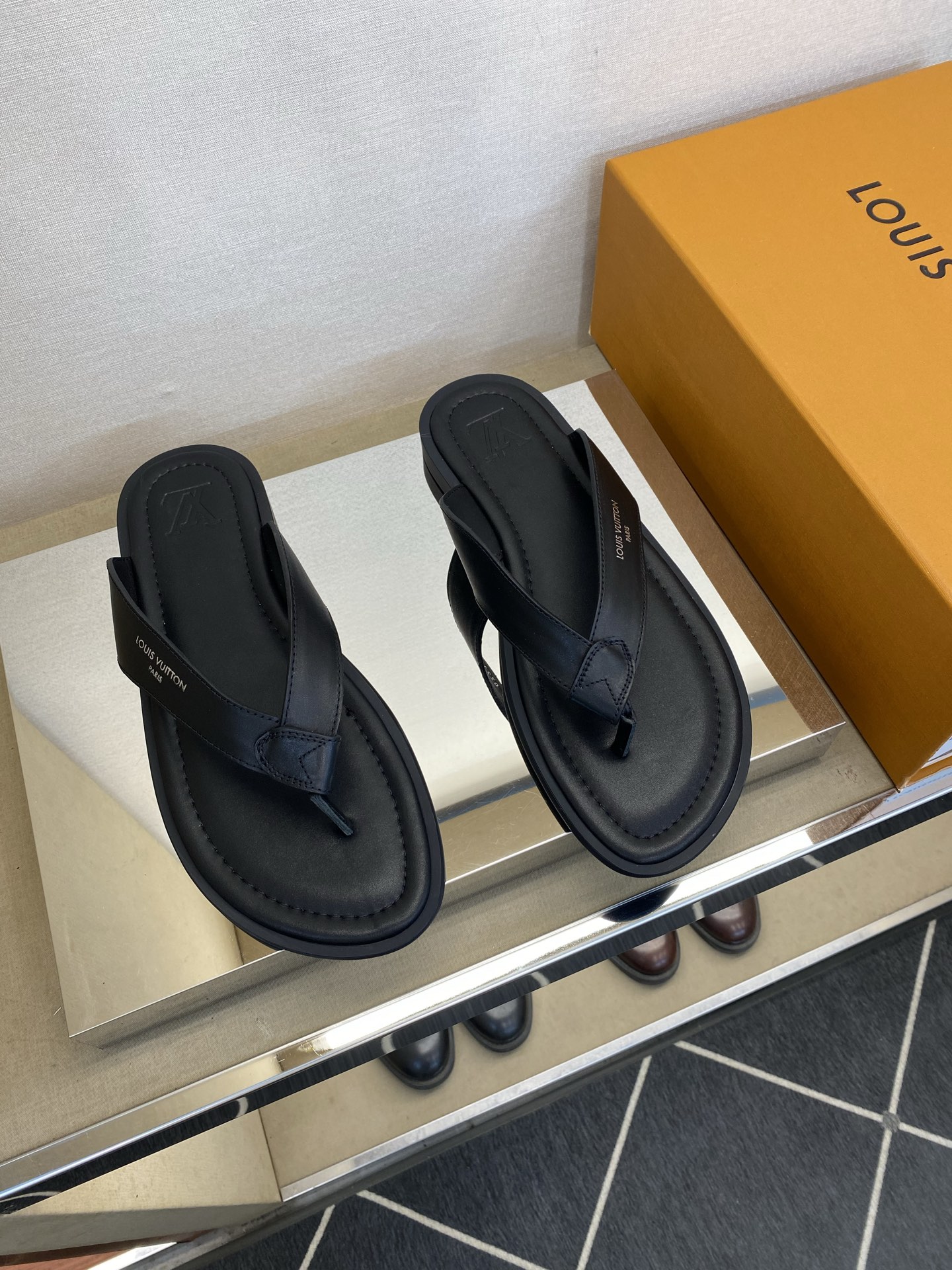 ⚠️【L ＊V】⚠️高品质，顶尖工艺品⚠️男士拖鞋⚠️正码：39 －45⚠最新经典L压花拖！🐂货！清爽夏