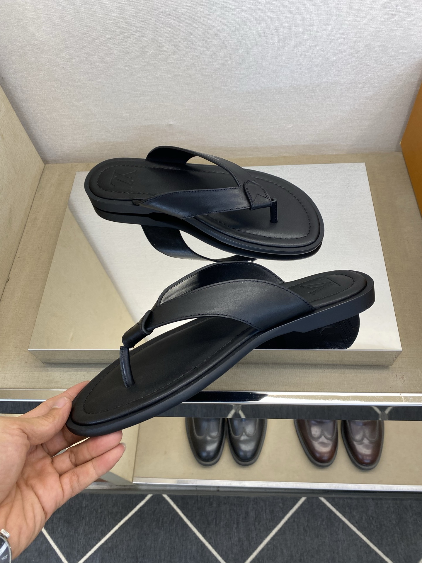 ⚠️【L ＊V】⚠️高品质，顶尖工艺品⚠️男士拖鞋⚠️正码：39 －45⚠最新经典L压花拖！🐂货！清爽夏