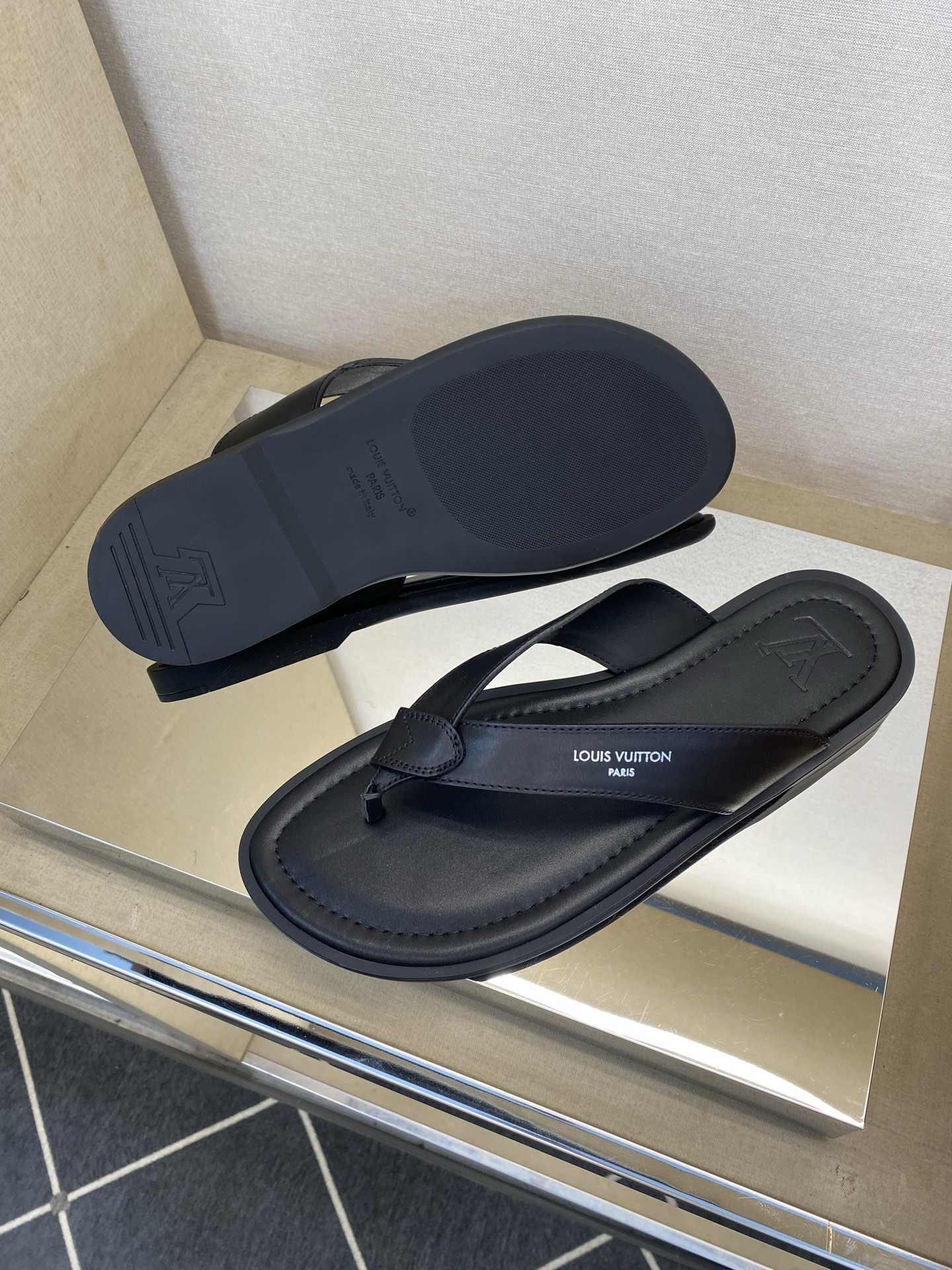 ⚠️【L ＊V】⚠️高品质，顶尖工艺品⚠️男士拖鞋⚠️正码：39 －45⚠最新经典L压花拖！🐂货！清爽夏