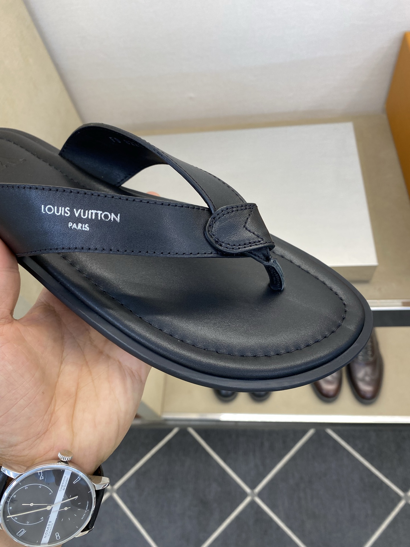 ⚠️【L ＊V】⚠️高品质，顶尖工艺品⚠️男士拖鞋⚠️正码：39 －45⚠最新经典L压花拖！🐂货！清爽夏
