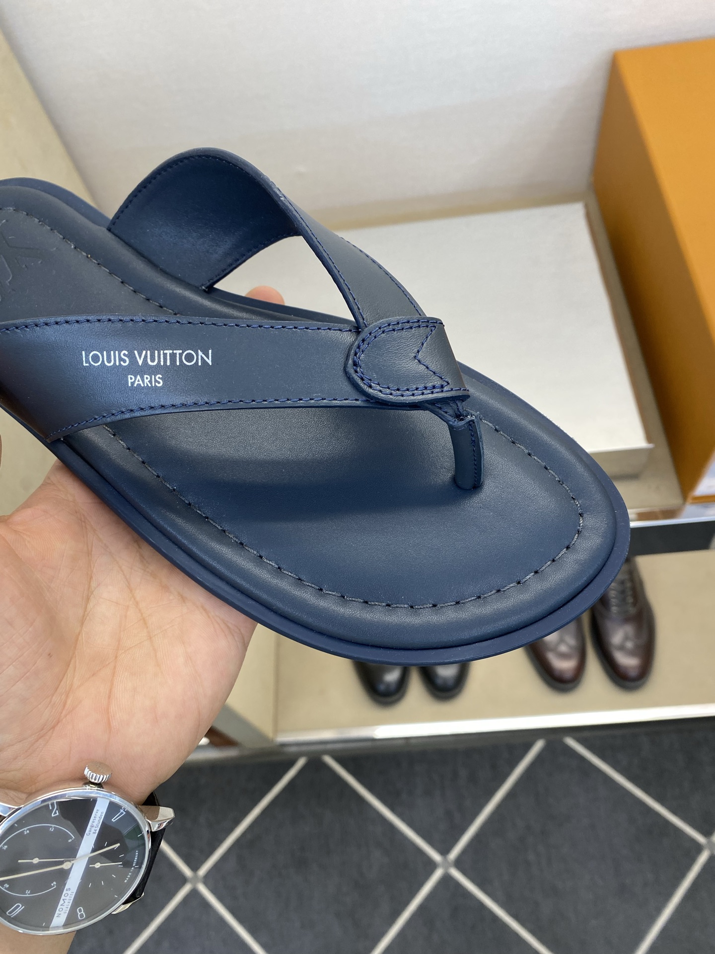 ⚠️【L *V】⚠️高品质,顶尖工艺品⚠️男士拖鞋⚠️正码:39 -45⚠最新经典L压花拖!🐂货!清爽夏 ⚠️【L *V】⚠️高品质,顶尖工艺品⚠️男士拖鞋⚠️正码:39 -45⚠最新经典L压花拖!🐂货!清爽夏