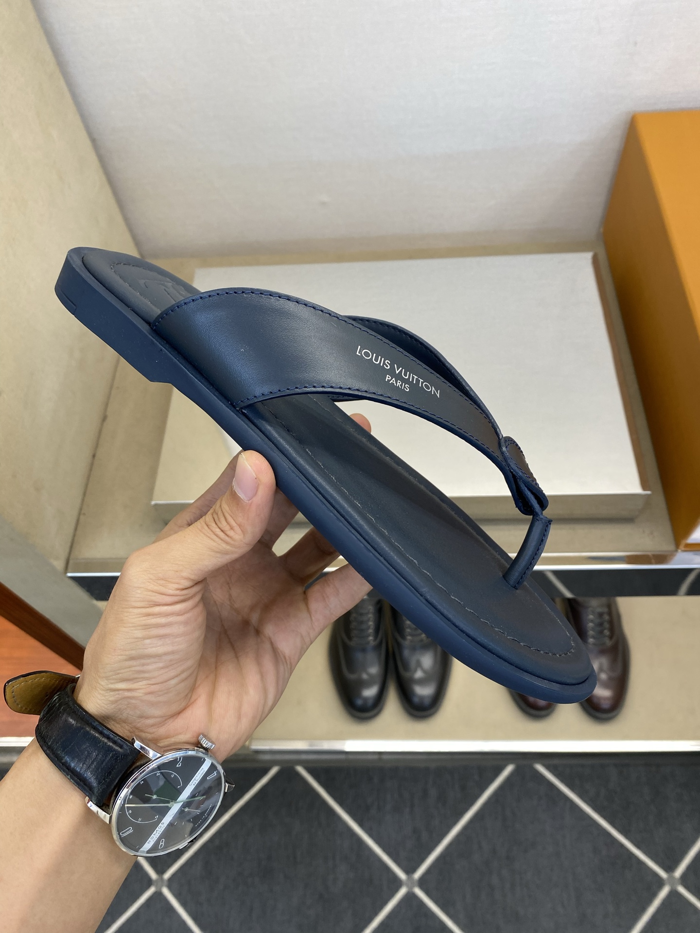 ⚠️【L *V】⚠️高品质,顶尖工艺品⚠️男士拖鞋⚠️正码:39 -45⚠最新经典L压花拖!🐂货!清爽夏 ⚠️【L *V】⚠️高品质,顶尖工艺品⚠️男士拖鞋⚠️正码:39 -45⚠最新经典L压花拖!🐂货!清爽夏