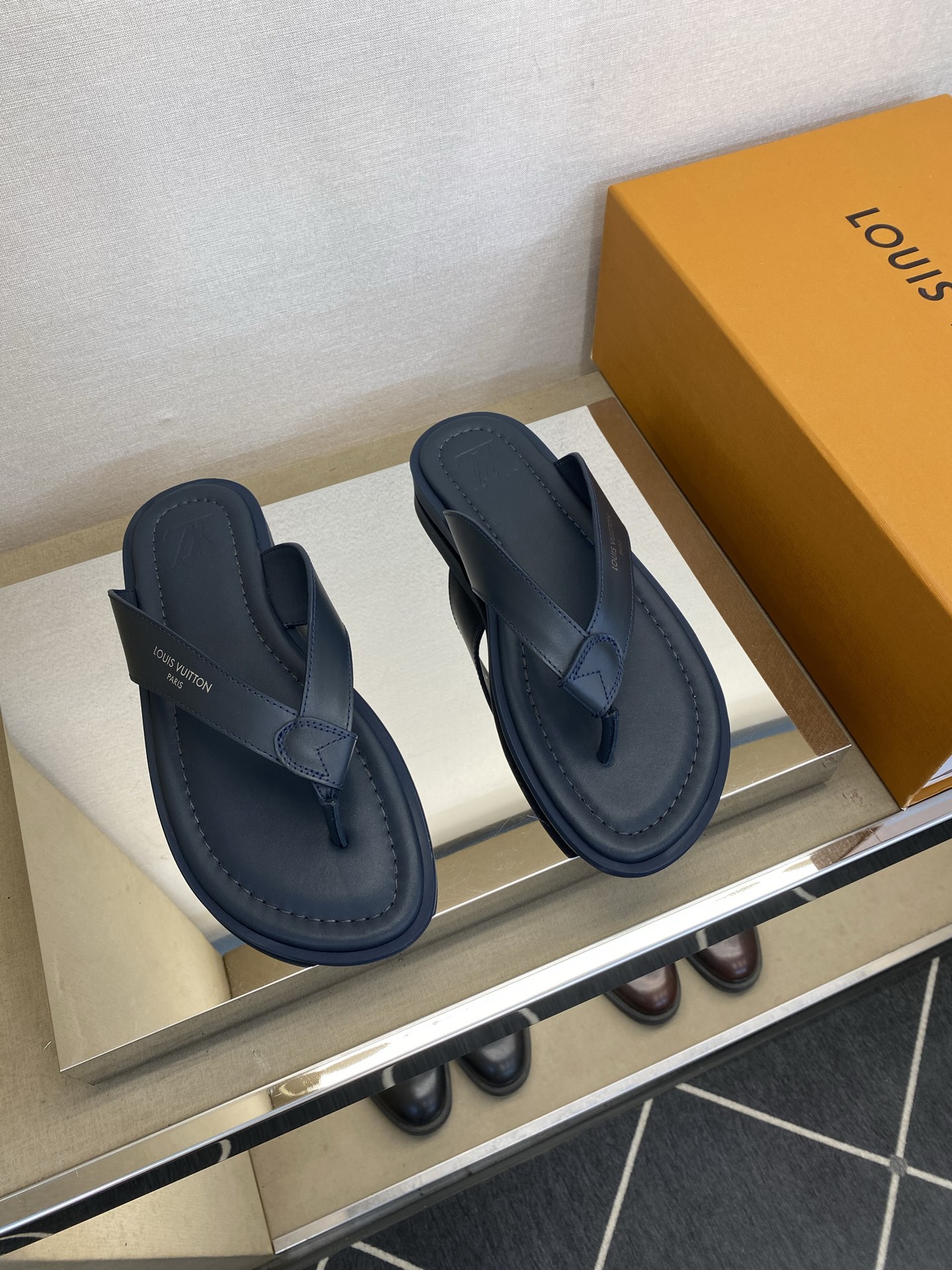 ⚠️【L ＊V】⚠️高品质，顶尖工艺品⚠️男士拖鞋⚠️正码：39 －45⚠最新经典L压花拖！🐂货！清爽夏