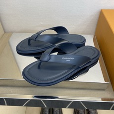 ⚠️【L *V】⚠️高品质,顶尖工艺品⚠️男士拖鞋⚠️正码:39 -45⚠最新经典L压花拖!🐂货!清爽夏 ⚠️【L *V】⚠️高品质,顶尖工艺品⚠️男士拖鞋⚠️正码:39 -45⚠最新经典L压花拖!🐂货!清爽夏