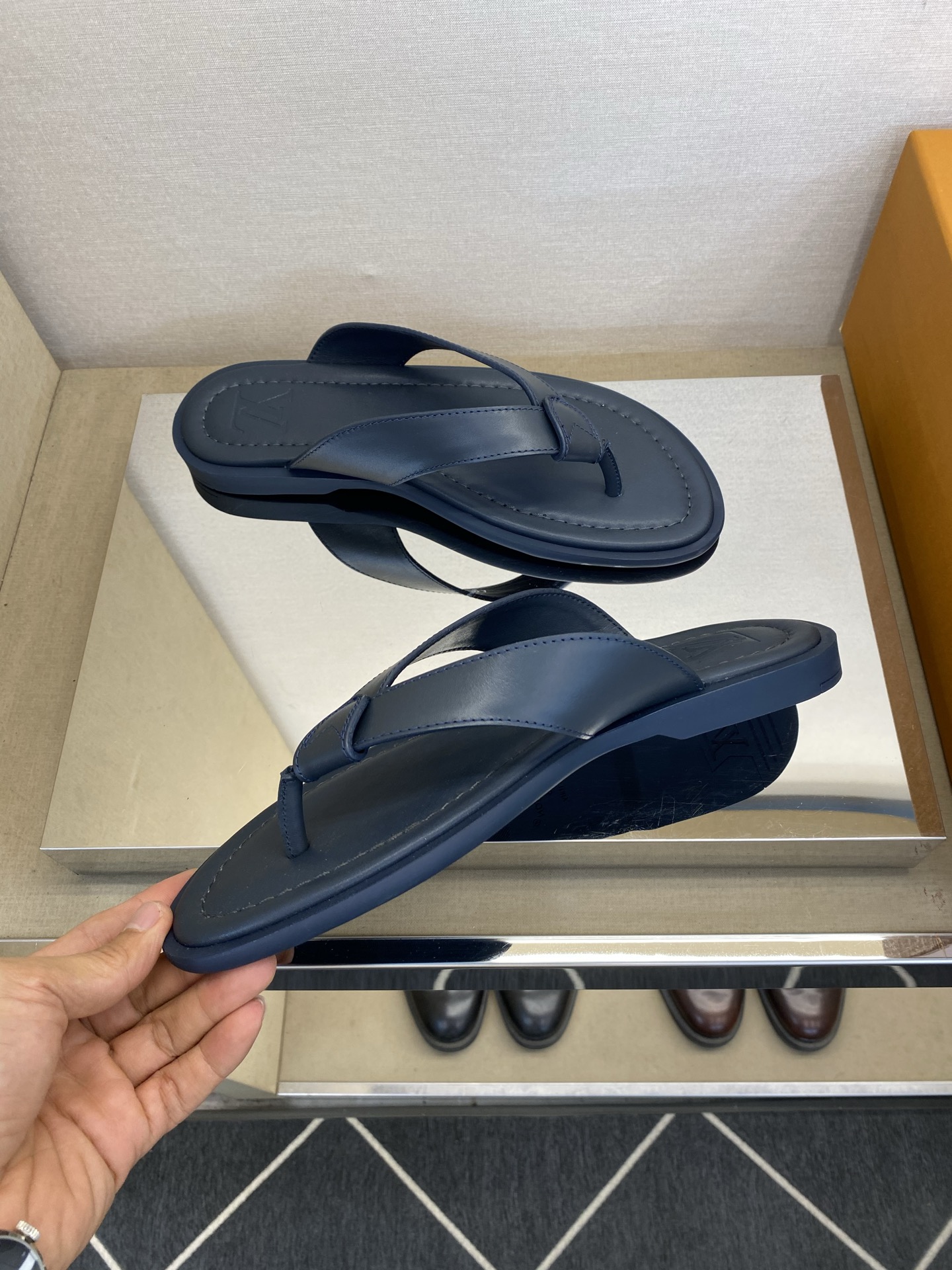 ⚠️【L *V】⚠️高品质,顶尖工艺品⚠️男士拖鞋⚠️正码:39 -45⚠最新经典L压花拖!🐂货!清爽夏 ⚠️【L *V】⚠️高品质,顶尖工艺品⚠️男士拖鞋⚠️正码:39 -45⚠最新经典L压花拖!🐂货!清爽夏