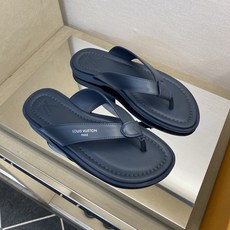 ⚠️【L *V】⚠️高品质,顶尖工艺品⚠️男士拖鞋⚠️正码:39 -45⚠最新经典L压花拖!🐂货!清爽夏 ⚠️【L *V】⚠️高品质,顶尖工艺品⚠️男士拖鞋⚠️正码:39 -45⚠最新经典L压花拖!🐂货!清爽夏