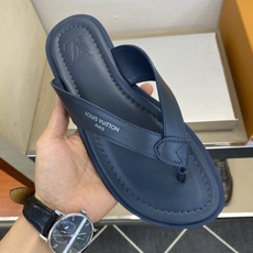 ⚠️【L *V】⚠️高品质,顶尖工艺品⚠️男士拖鞋⚠️正码:39 -45⚠最新经典L压花拖!🐂货!清爽夏 ⚠️【L *V】⚠️高品质,顶尖工艺品⚠️男士拖鞋⚠️正码:39 -45⚠最新经典L压花拖!🐂货!清爽夏