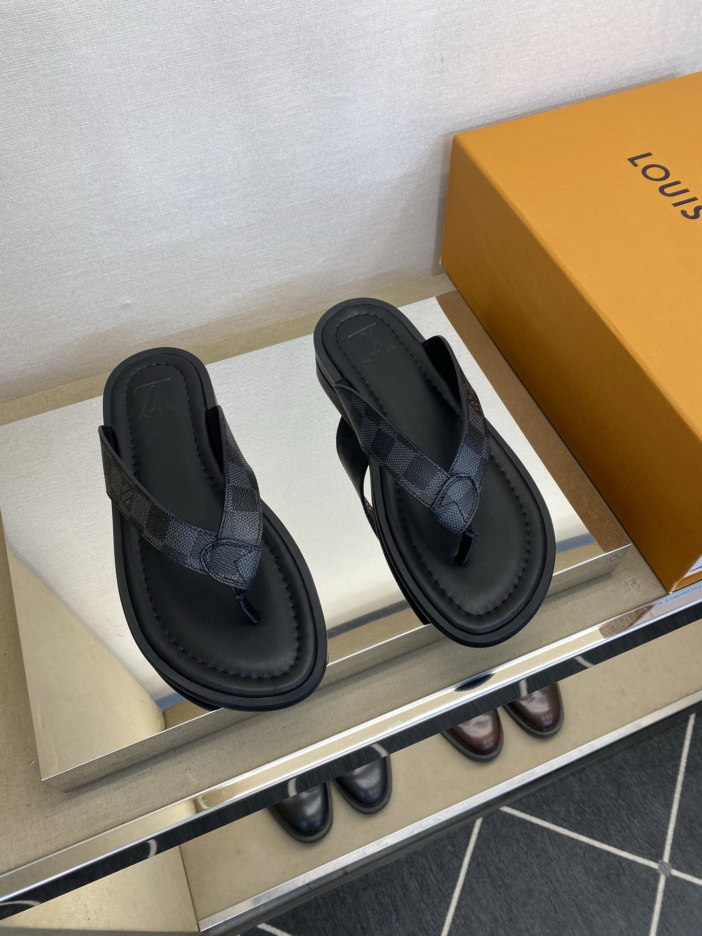 ⚠️【L ＊V】⚠️高品质，顶尖工艺品⚠️男士拖鞋⚠️正码：39 －45⚠最新经典L压花拖！🐂货！清爽夏