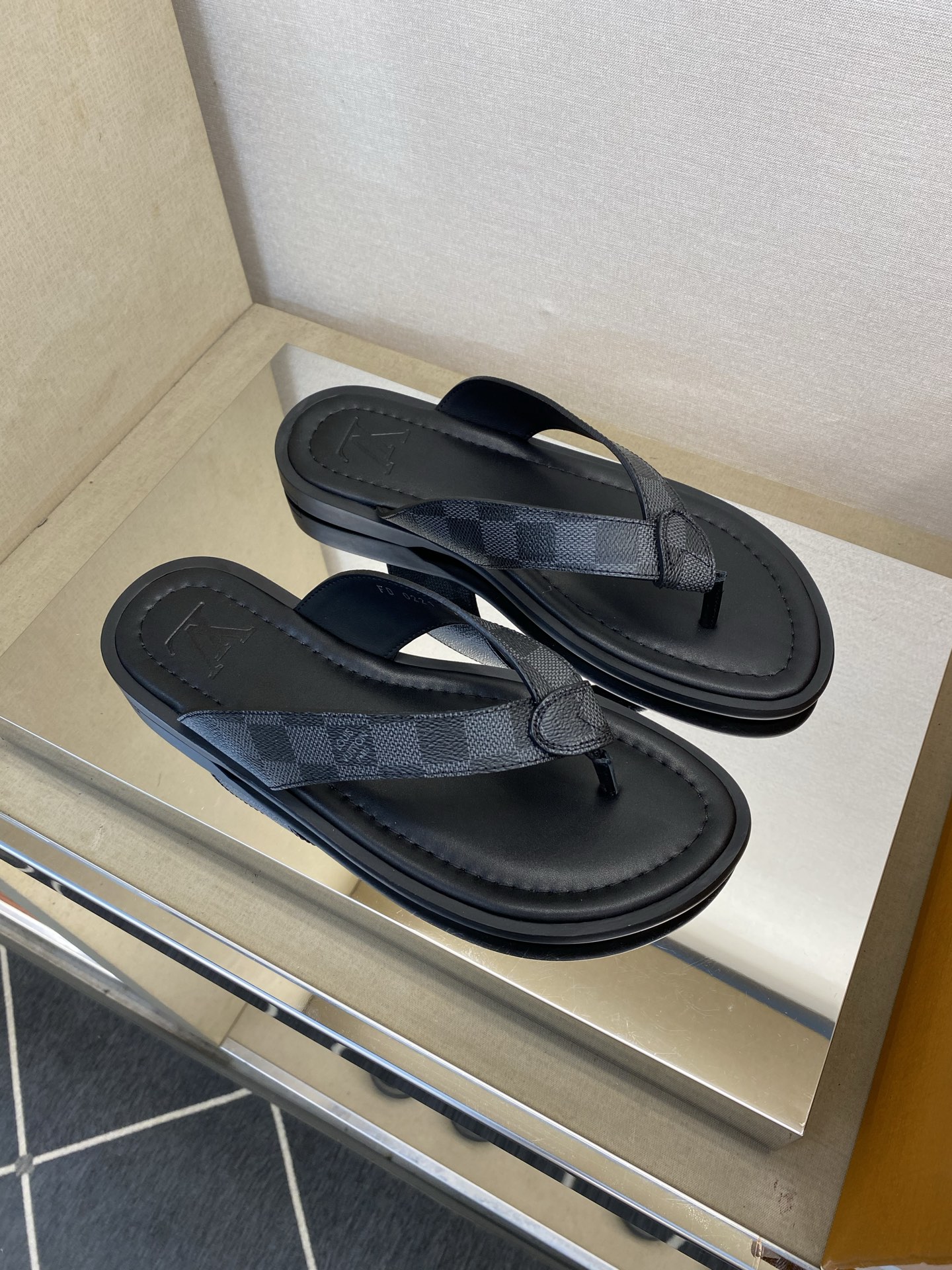 ⚠️【L *V】⚠️高品质,顶尖工艺品⚠️男士拖鞋⚠️正码:39 -45⚠最新经典L压花拖!🐂货!清爽夏 ⚠️【L *V】⚠️高品质,顶尖工艺品⚠️男士拖鞋⚠️正码:39 -45⚠最新经典L压花拖!🐂货!清爽夏
