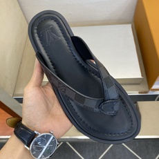 ⚠️【L *V】⚠️高品质,顶尖工艺品⚠️男士拖鞋⚠️正码:39 -45⚠最新经典L压花拖!🐂货!清爽夏 ⚠️【L *V】⚠️高品质,顶尖工艺品⚠️男士拖鞋⚠️正码:39 -45⚠最新经典L压花拖!🐂货!清爽夏