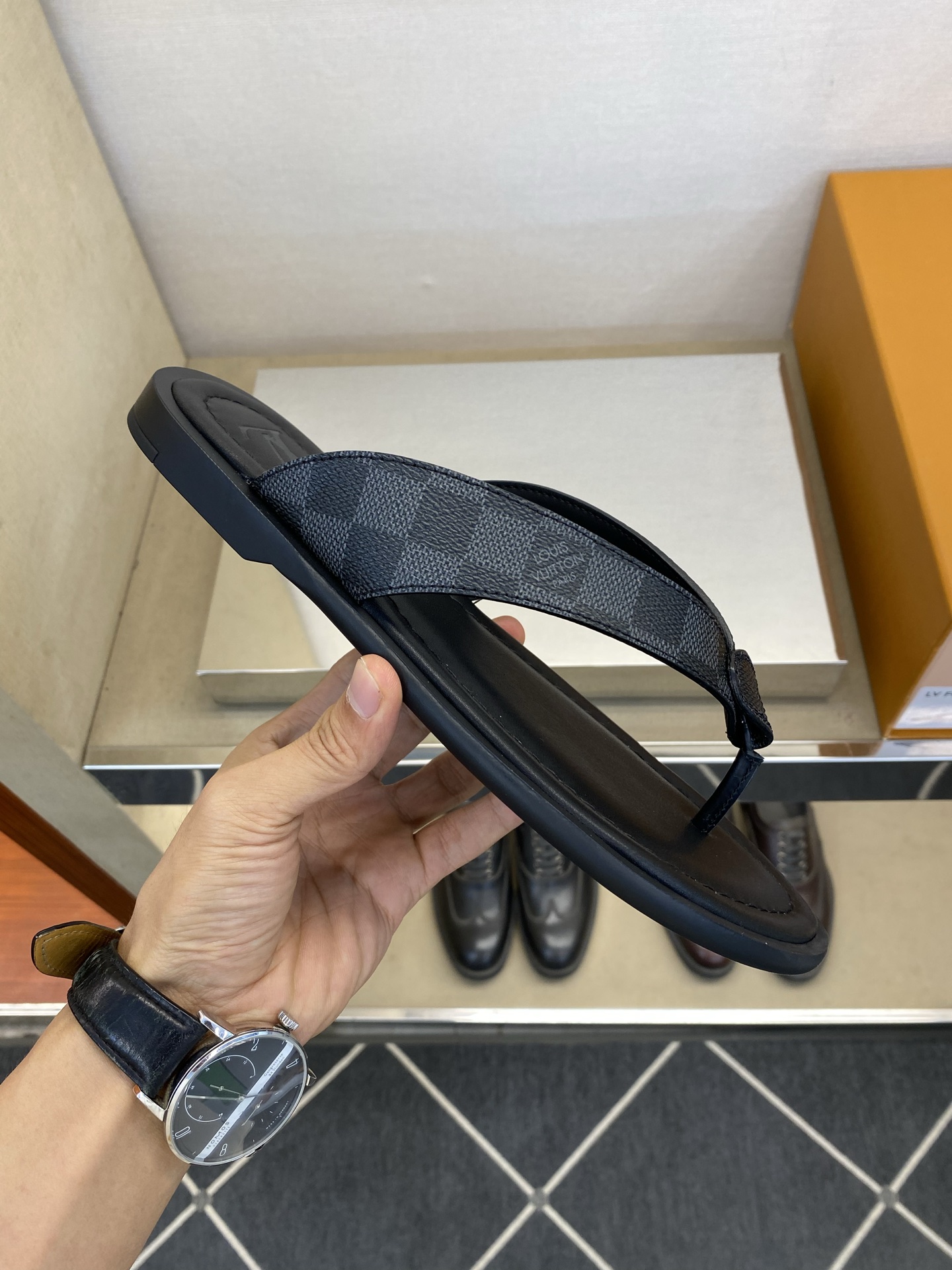 ⚠️【L *V】⚠️高品质,顶尖工艺品⚠️男士拖鞋⚠️正码:39 -45⚠最新经典L压花拖!🐂货!清爽夏 ⚠️【L *V】⚠️高品质,顶尖工艺品⚠️男士拖鞋⚠️正码:39 -45⚠最新经典L压花拖!🐂货!清爽夏