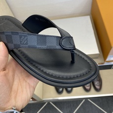 ⚠️【L *V】⚠️高品质,顶尖工艺品⚠️男士拖鞋⚠️正码:39 -45⚠最新经典L压花拖!🐂货!清爽夏 ⚠️【L *V】⚠️高品质,顶尖工艺品⚠️男士拖鞋⚠️正码:39 -45⚠最新经典L压花拖!🐂货!清爽夏