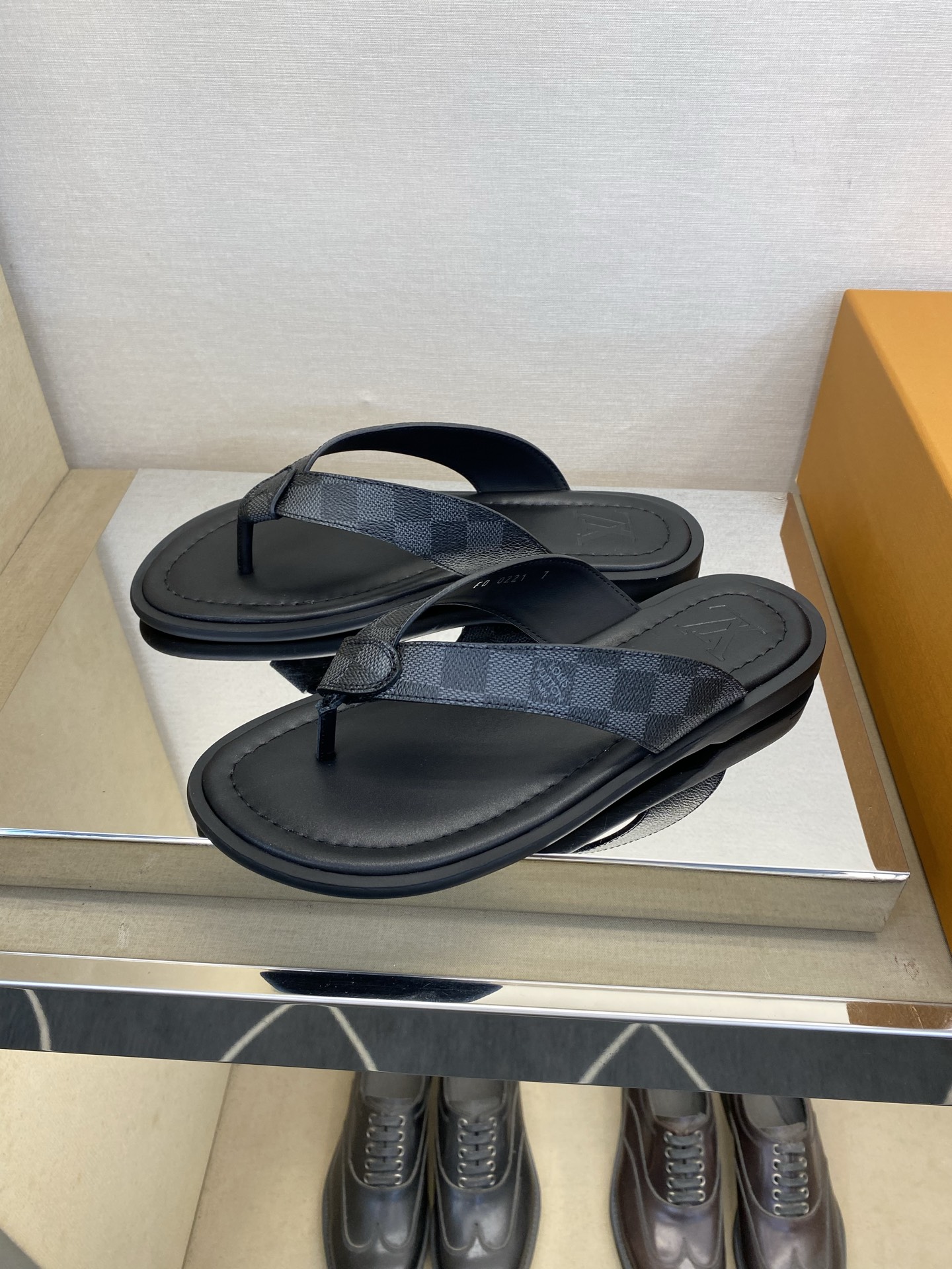 ⚠️【L *V】⚠️高品质,顶尖工艺品⚠️男士拖鞋⚠️正码:39 -45⚠最新经典L压花拖!🐂货!清爽夏 ⚠️【L *V】⚠️高品质,顶尖工艺品⚠️男士拖鞋⚠️正码:39 -45⚠最新经典L压花拖!🐂货!清爽夏