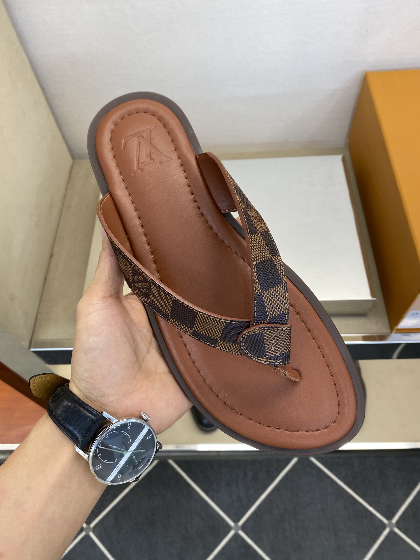 ⚠️【L *V】⚠️高品质,顶尖工艺品⚠️男士拖鞋⚠️正码:39 -45⚠最新经典L压花拖!🐂货!清爽夏 ⚠️【L *V】⚠️高品质,顶尖工艺品⚠️男士拖鞋⚠️正码:39 -45⚠最新经典L压花拖!🐂货!清爽夏
