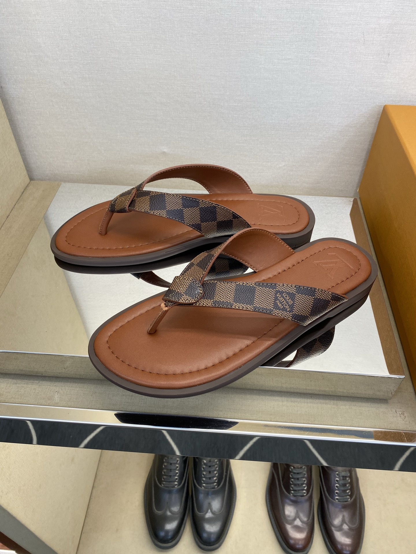 ⚠️【L *V】⚠️高品质,顶尖工艺品⚠️男士拖鞋⚠️正码:39 -45⚠最新经典L压花拖!🐂货!清爽夏 ⚠️【L *V】⚠️高品质,顶尖工艺品⚠️男士拖鞋⚠️正码:39 -45⚠最新经典L压花拖!🐂货!清爽夏