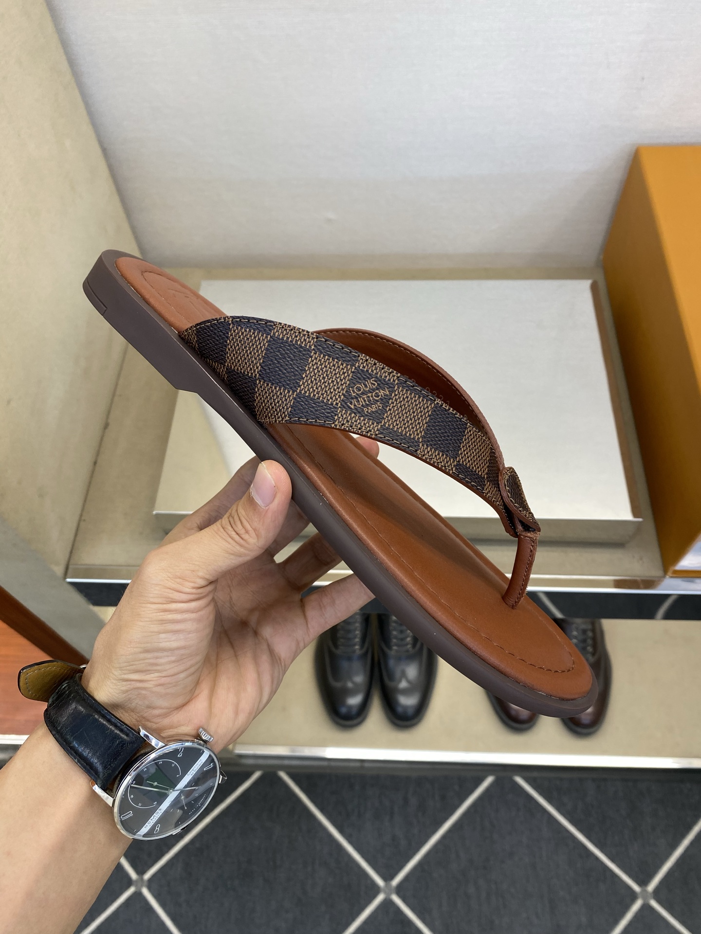 ⚠️【L *V】⚠️高品质,顶尖工艺品⚠️男士拖鞋⚠️正码:39 -45⚠最新经典L压花拖!🐂货!清爽夏 ⚠️【L *V】⚠️高品质,顶尖工艺品⚠️男士拖鞋⚠️正码:39 -45⚠最新经典L压花拖!🐂货!清爽夏