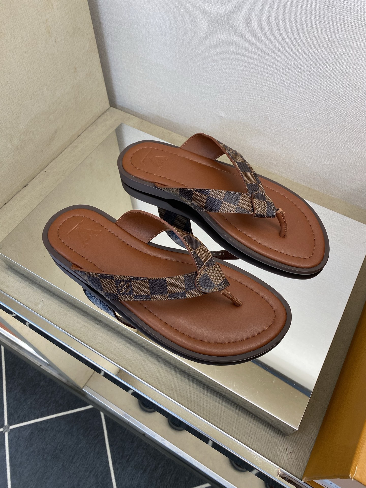 ⚠️【L *V】⚠️高品质,顶尖工艺品⚠️男士拖鞋⚠️正码:39 -45⚠最新经典L压花拖!🐂货!清爽夏 ⚠️【L *V】⚠️高品质,顶尖工艺品⚠️男士拖鞋⚠️正码:39 -45⚠最新经典L压花拖!🐂货!清爽夏