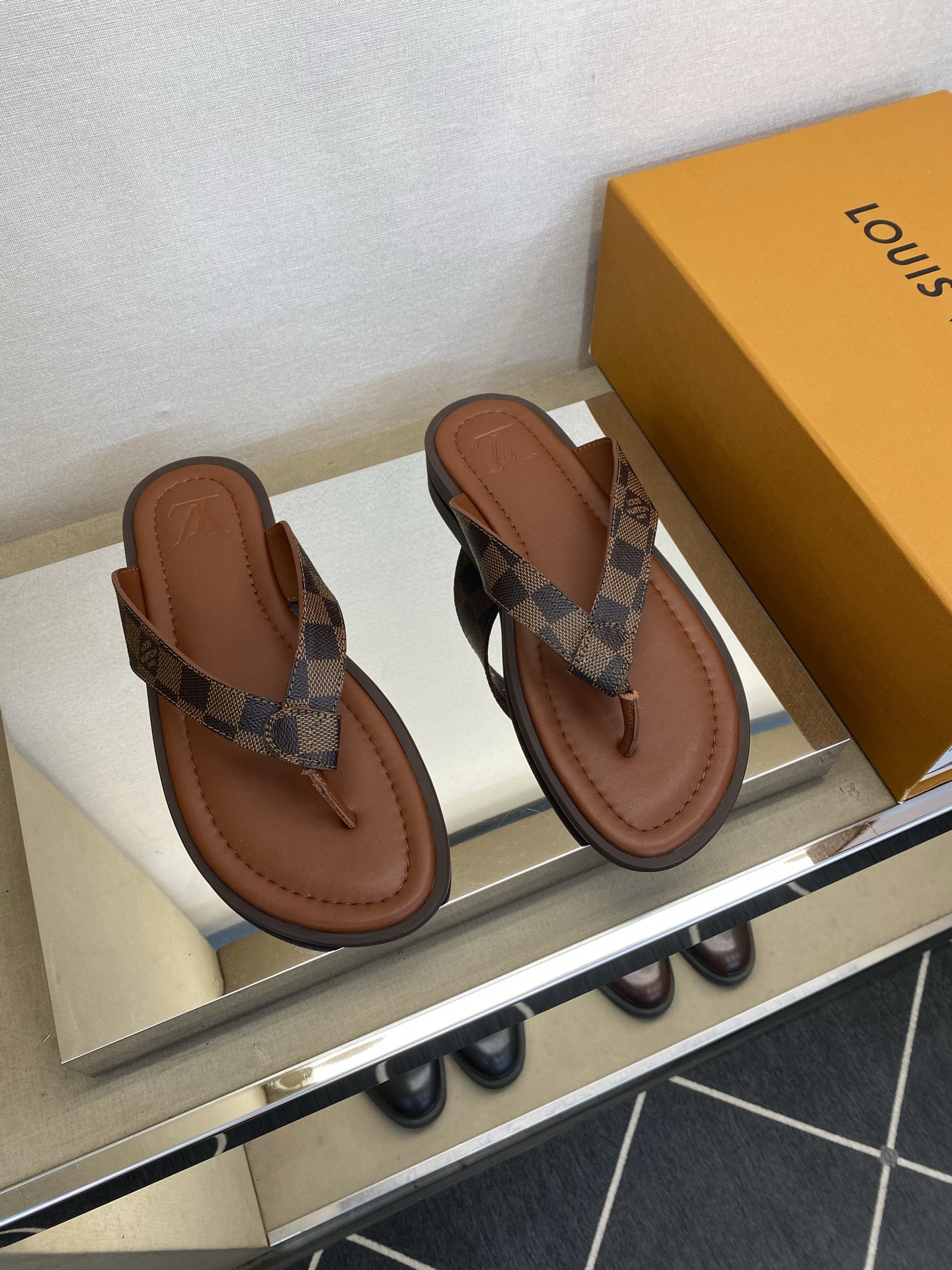 NO:831784,[L*V] High quality, top craftsmanship, men's slippers, regular sizes 39-45, the latest classic L embossed slippers!  goods!  A must-have for refreshing summer, with top-notch craftsmanship [strong]!  The surface is made of original calfskin and has a super strong feel (super strong texture and feel)!  The lining and midsole are all wrapped in calfskin, making your feet feel comfortable and soft!  Super texture!  T P U non-slip outsole!  !  The highest version!  ,,slippers,cowhide19860909【L ＊V】 高品质,顶尖工艺品 男士拖鞋 正码39 －45 最新经典L压花拖！货！清爽夏季必备搭配,顶级手工艺[强]！面原版小牛皮,感超强(超强质感、手感)！内里中底均为小牛皮包裹,脚感舒适柔软！质感超强！T P U防滑大底！！最高版本！,,slippers,cowhide,Men's shoes