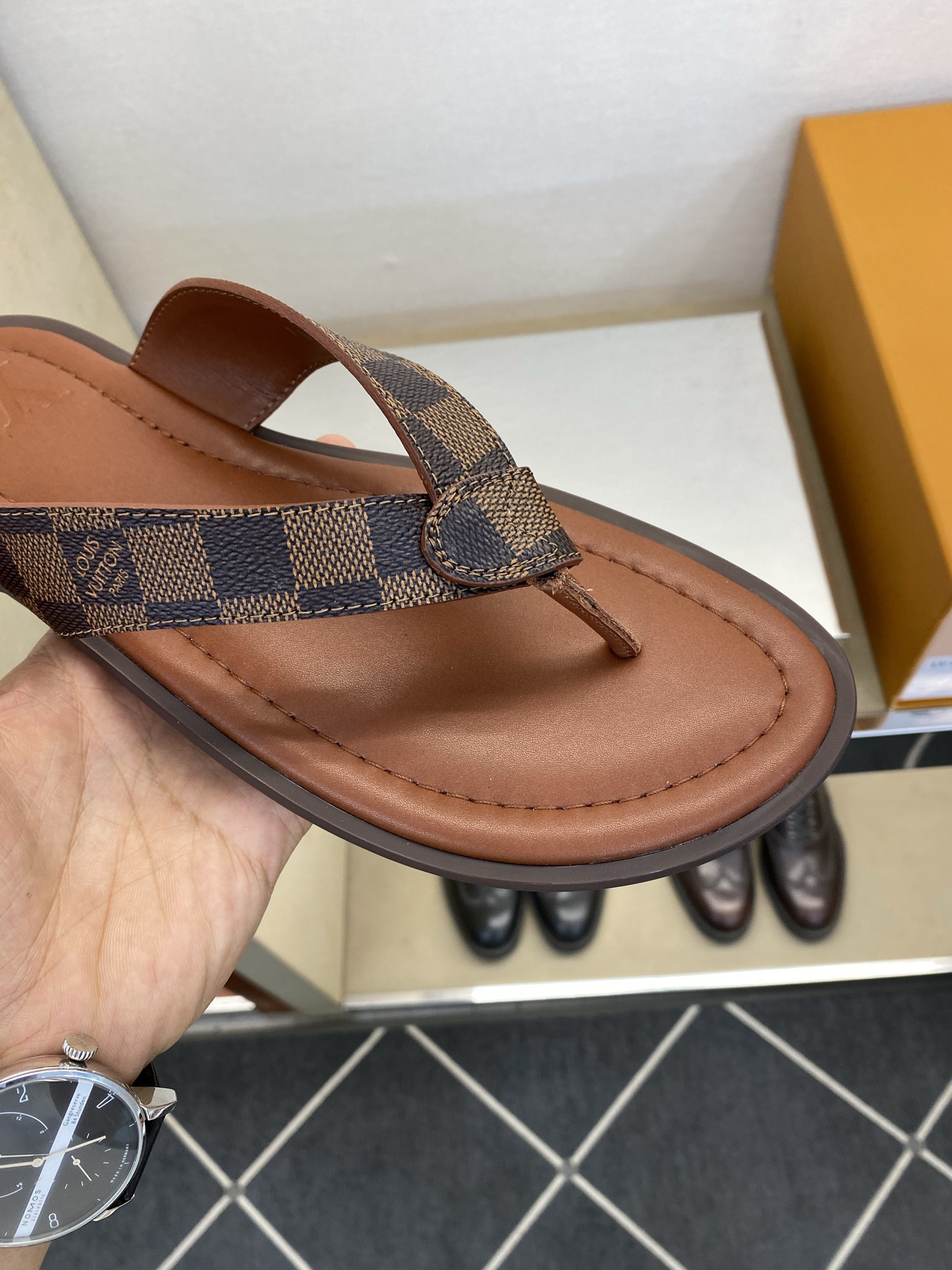 ⚠️【L *V】⚠️高品质,顶尖工艺品⚠️男士拖鞋⚠️正码:39 -45⚠最新经典L压花拖!🐂货!清爽夏 ⚠️【L *V】⚠️高品质,顶尖工艺品⚠️男士拖鞋⚠️正码:39 -45⚠最新经典L压花拖!🐂货!清爽夏