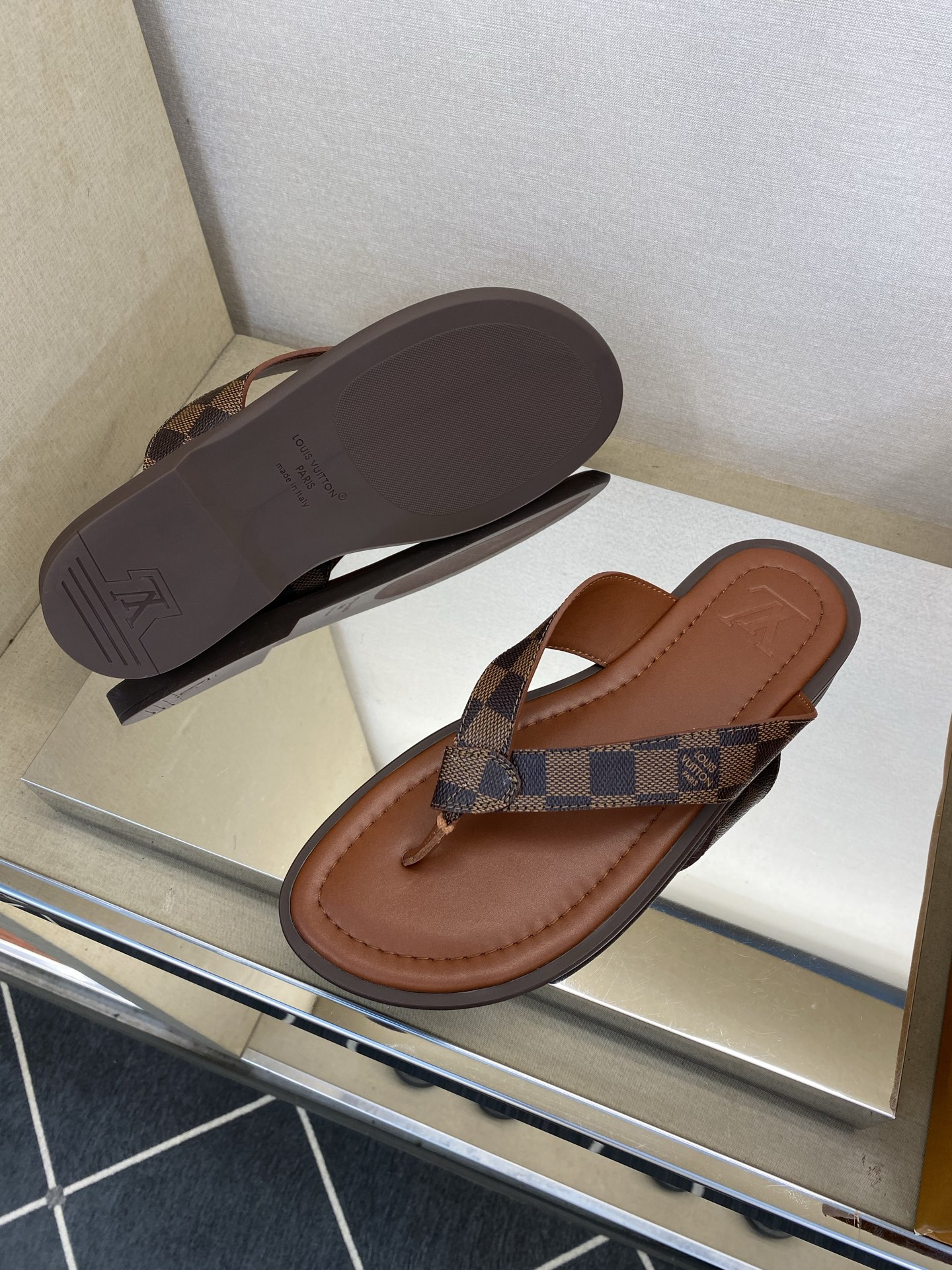 ⚠️【L *V】⚠️高品质,顶尖工艺品⚠️男士拖鞋⚠️正码:39 -45⚠最新经典L压花拖!🐂货!清爽夏 ⚠️【L *V】⚠️高品质,顶尖工艺品⚠️男士拖鞋⚠️正码:39 -45⚠最新经典L压花拖!🐂货!清爽夏