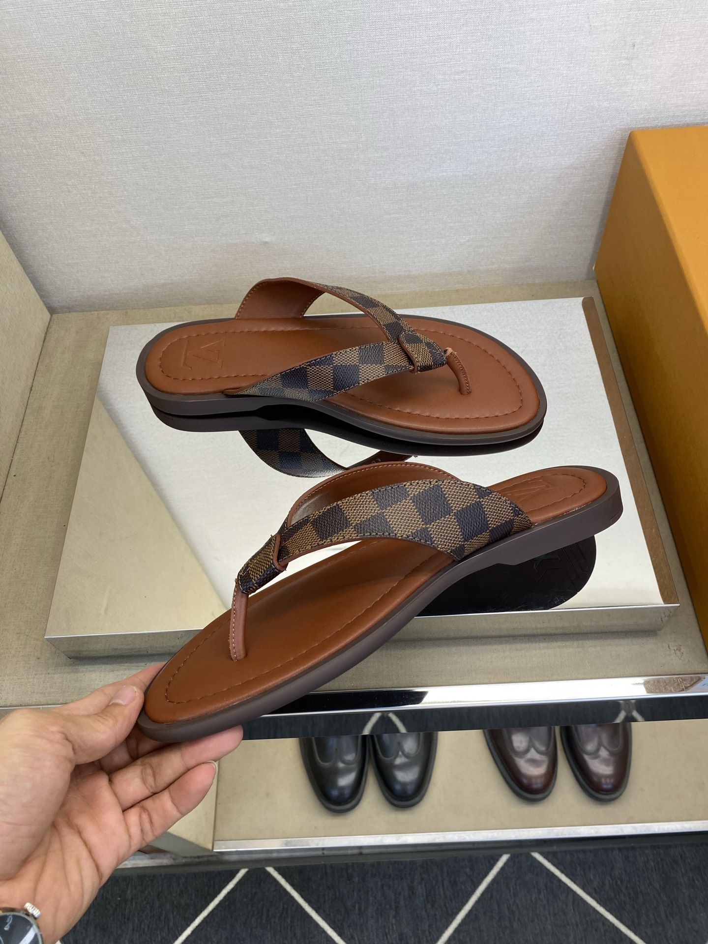 ⚠️【L *V】⚠️高品质,顶尖工艺品⚠️男士拖鞋⚠️正码:39 -45⚠最新经典L压花拖!🐂货!清爽夏 ⚠️【L *V】⚠️高品质,顶尖工艺品⚠️男士拖鞋⚠️正码:39 -45⚠最新经典L压花拖!🐂货!清爽夏