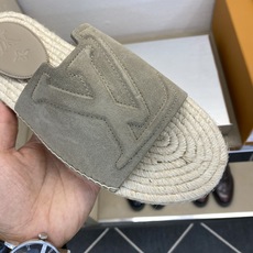 ⚠️【L *V】⚠️高品质,顶尖工艺品⚠️男士拖鞋⚠️正码:39 -45⚠最新经典L压花拖!🐂货!清爽夏 ⚠️【L *V】⚠️高品质,顶尖工艺品⚠️男士拖鞋⚠️正码:39 -45⚠最新经典L压花拖!🐂货!清爽夏