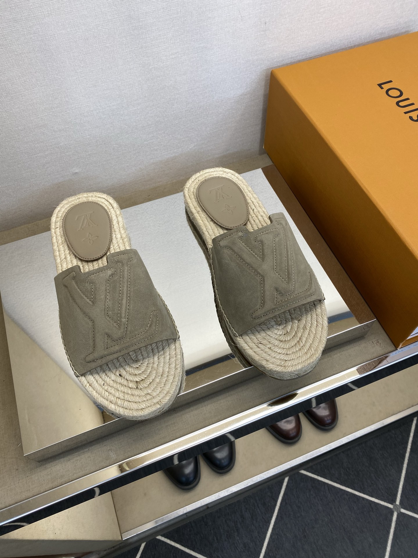 ⚠️【L ＊V】⚠️高品质，顶尖工艺品⚠️男士拖鞋⚠️正码：39 －45⚠最新经典L压花拖！🐂货！清爽夏