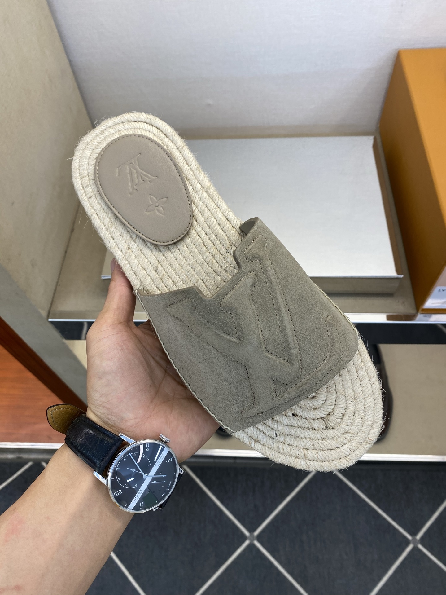 ⚠️【L *V】⚠️高品质,顶尖工艺品⚠️男士拖鞋⚠️正码:39 -45⚠最新经典L压花拖!🐂货!清爽夏 ⚠️【L *V】⚠️高品质,顶尖工艺品⚠️男士拖鞋⚠️正码:39 -45⚠最新经典L压花拖!🐂货!清爽夏