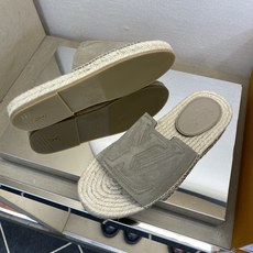 ⚠️【L *V】⚠️高品质,顶尖工艺品⚠️男士拖鞋⚠️正码:39 -45⚠最新经典L压花拖!🐂货!清爽夏 ⚠️【L *V】⚠️高品质,顶尖工艺品⚠️男士拖鞋⚠️正码:39 -45⚠最新经典L压花拖!🐂货!清爽夏