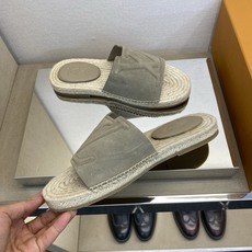 ⚠️【L *V】⚠️高品质,顶尖工艺品⚠️男士拖鞋⚠️正码:39 -45⚠最新经典L压花拖!🐂货!清爽夏 ⚠️【L *V】⚠️高品质,顶尖工艺品⚠️男士拖鞋⚠️正码:39 -45⚠最新经典L压花拖!🐂货!清爽夏