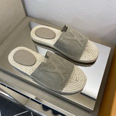 ⚠️【L *V】⚠️高品质,顶尖工艺品⚠️男士拖鞋⚠️正码:39 -45⚠最新经典L压花拖!🐂货!清爽夏 ⚠️【L *V】⚠️高品质,顶尖工艺品⚠️男士拖鞋⚠️正码:39 -45⚠最新经典L压花拖!🐂货!清爽夏