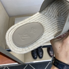⚠️【L *V】⚠️高品质,顶尖工艺品⚠️男士拖鞋⚠️正码:39 -45⚠最新经典L压花拖!🐂货!清爽夏 ⚠️【L *V】⚠️高品质,顶尖工艺品⚠️男士拖鞋⚠️正码:39 -45⚠最新经典L压花拖!🐂货!清爽夏