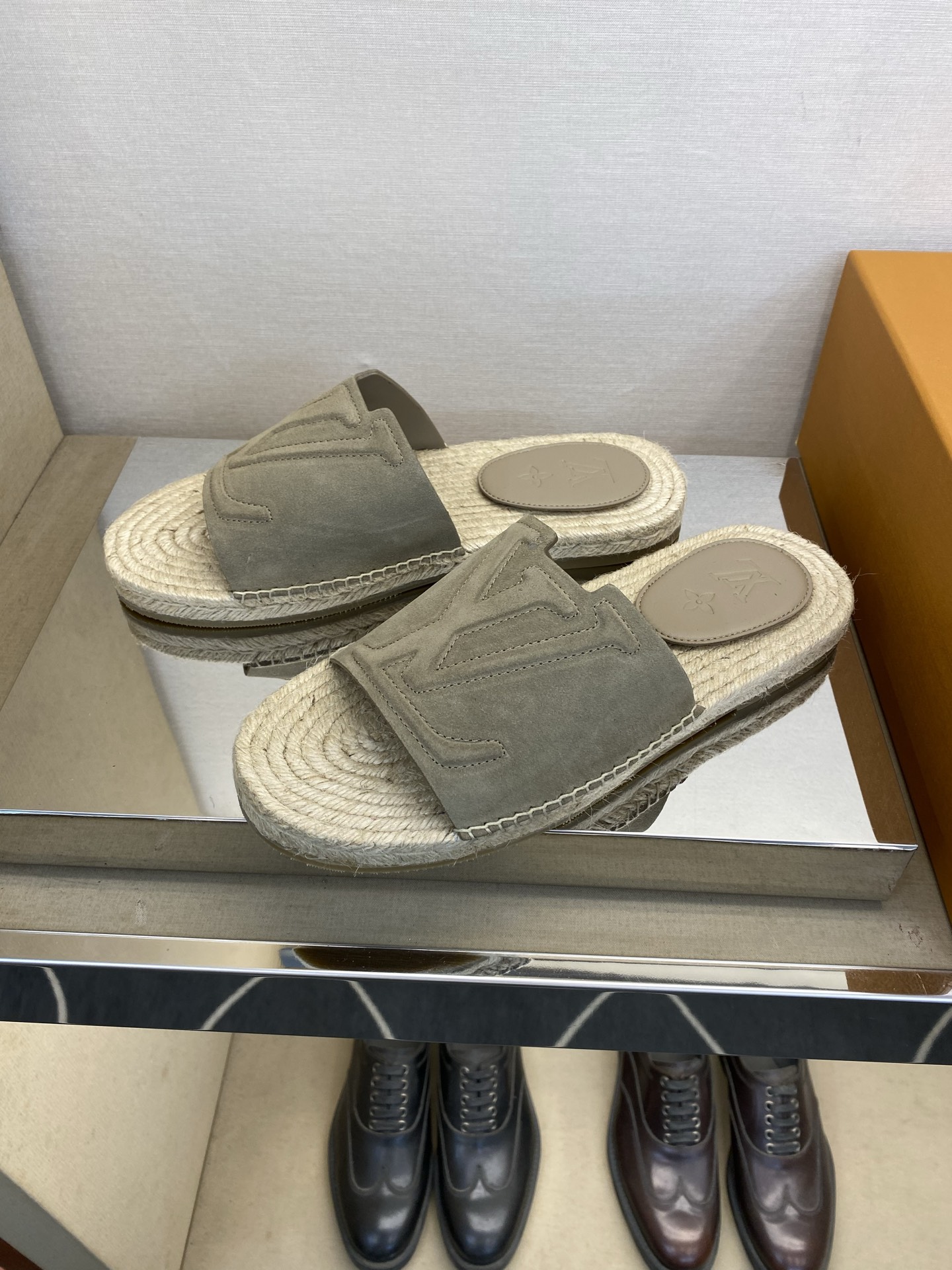 ⚠️【L *V】⚠️高品质,顶尖工艺品⚠️男士拖鞋⚠️正码:39 -45⚠最新经典L压花拖!🐂货!清爽夏 ⚠️【L *V】⚠️高品质,顶尖工艺品⚠️男士拖鞋⚠️正码:39 -45⚠最新经典L压花拖!🐂货!清爽夏