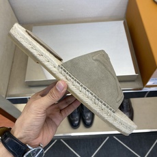 ⚠️【L *V】⚠️高品质,顶尖工艺品⚠️男士拖鞋⚠️正码:39 -45⚠最新经典L压花拖!🐂货!清爽夏 ⚠️【L *V】⚠️高品质,顶尖工艺品⚠️男士拖鞋⚠️正码:39 -45⚠最新经典L压花拖!🐂货!清爽夏
